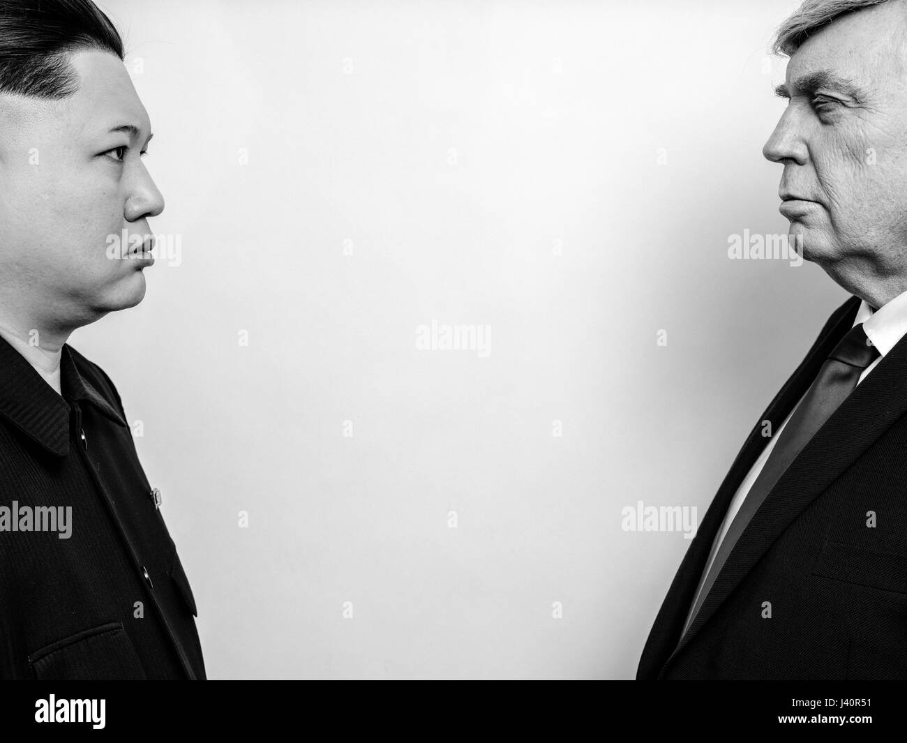 Präsident Donald Trump Doppelgänger und obersten Führer von Nordkorea Kim Jong-Un Lookalike Porträt zu schießen.  Eine unwahrscheinlich Liebesgeschichte der beiden Diktatoren. Stockfoto