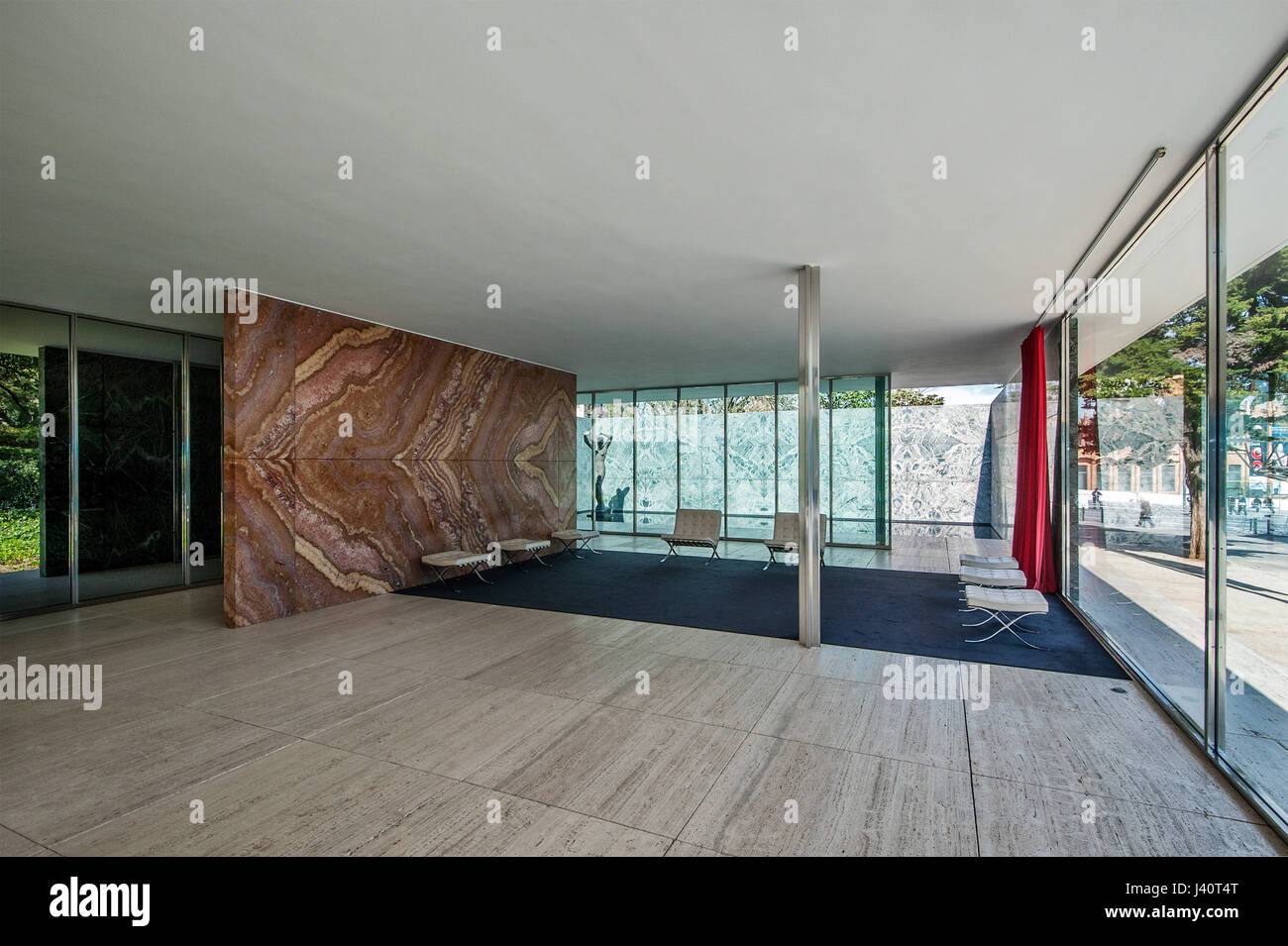 Pavillon Mies van der Rohe des deutschen Architekten Ludwig Mies van der  Rohe im Bauhaus-Stil mit den Barcelona-Stühlen Stockfotografie - Alamy