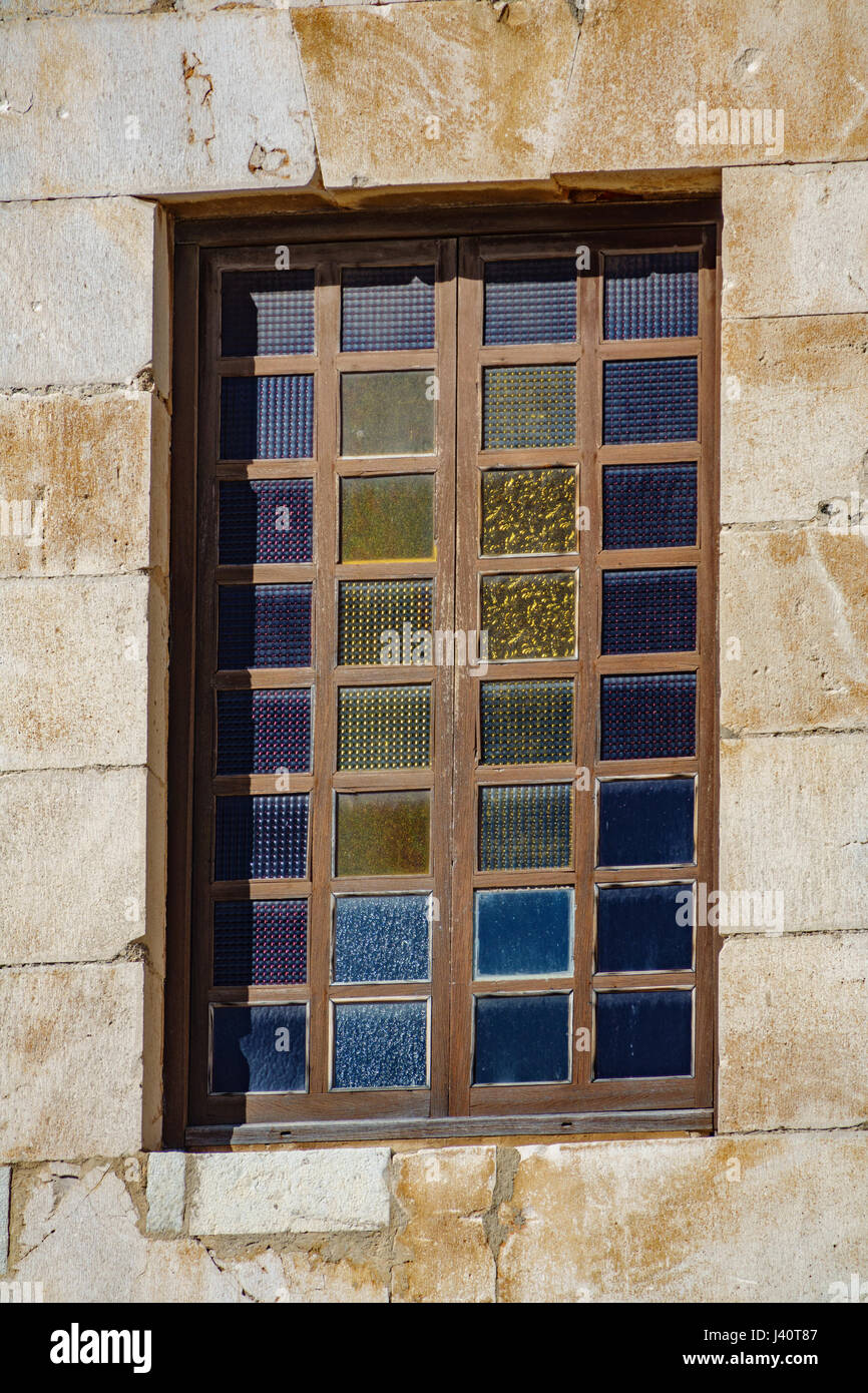 Nahaufnahme von farbigen Fenster und Steinmauer Stockfoto