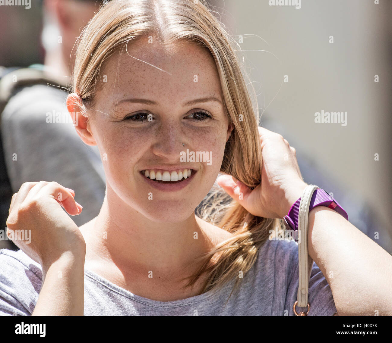 lächelnd attraktives Mädchen mit Sommersprossen, Haar-styling Stockfoto