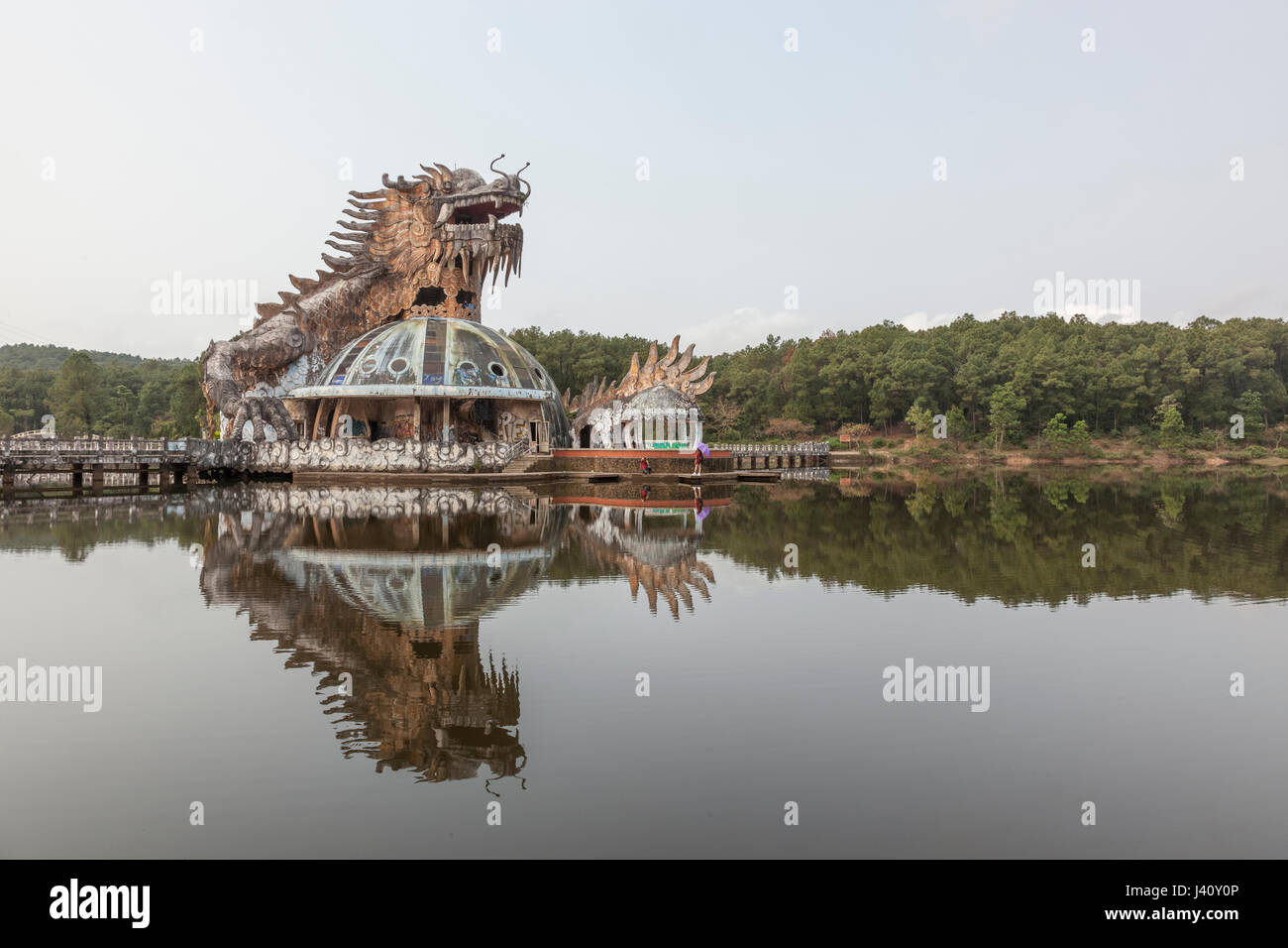 Das ehemalige Aquarium im inzwischen verlassenen Wasserpark in Ho Thuy Tien, Hue, Zentralvietnam Stockfoto