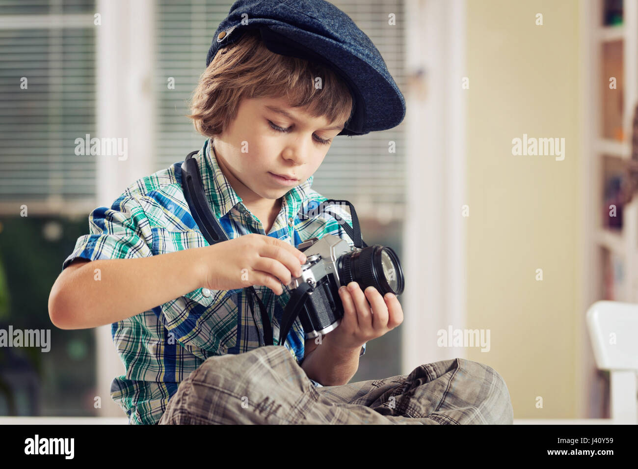 Kleiner Junge hält Vintage Filmkamera. Stockfoto