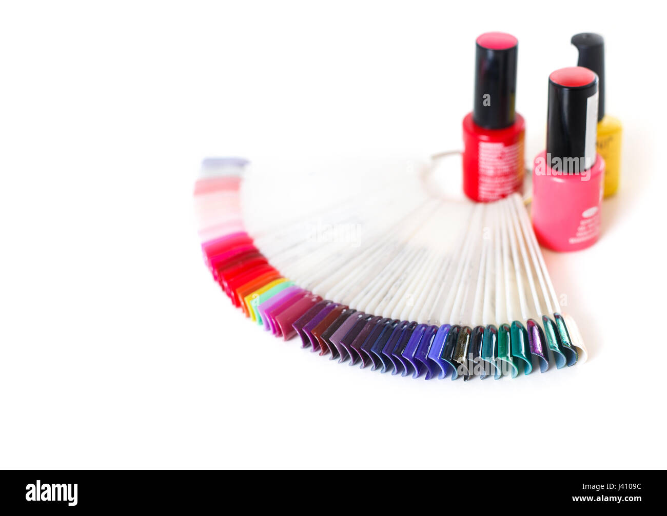 Proben von farbigen Nagellack auf einem weißen Tisch. Nagelstudio. Stockfoto