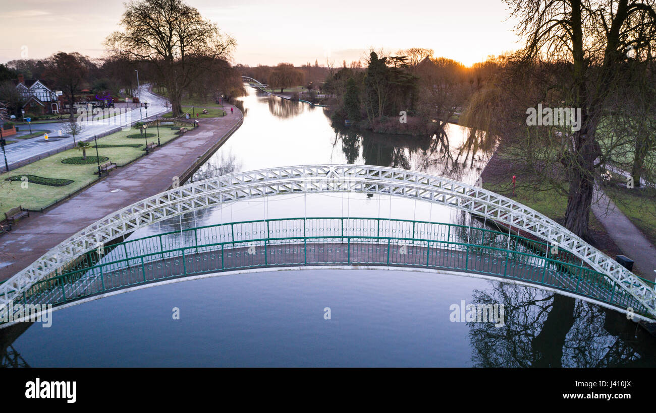 Hängebrücke über Wasser/Fluss Stockfoto