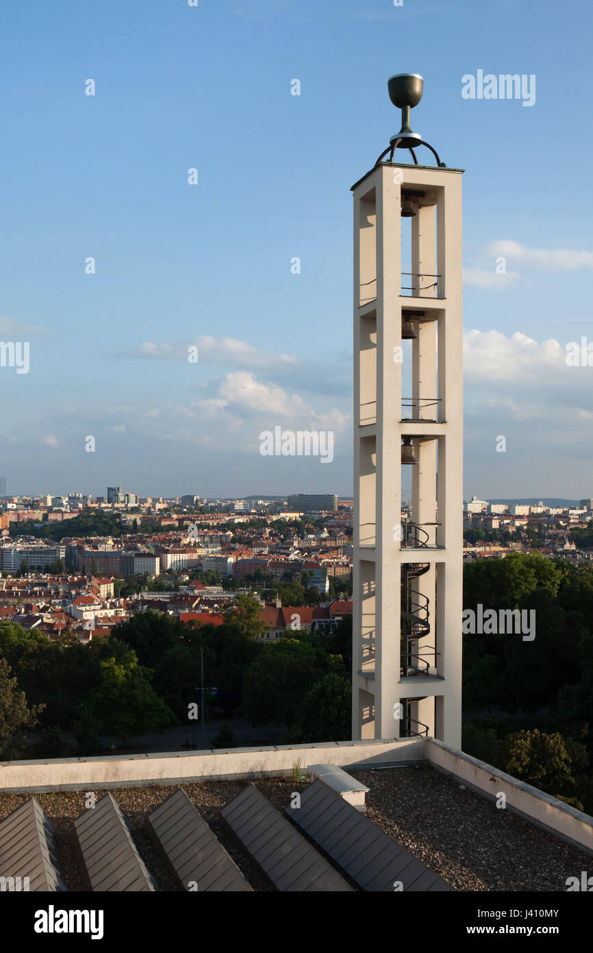 Funktionalistische Glockenturm des gemeindlichen Hauses der Tschechoslowakischen Hussitischen Kirche (Husův Sbor) entworfen von tschechischen modernistischen Architekten Pavel Janák (1930-1935) im Stadtteil Vinohrady in Prag, Tschechien. Stockfoto