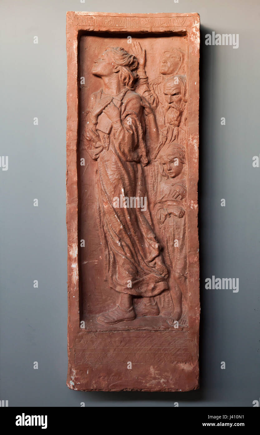 Tschechische Frau hält die Bibel Kralice (Bibel-Kralická). Farbige Gipsverband Relief gewidmet den 400. Jahrestag des tschechischen Humanist Jan Blahoslav tschechischen symbolistischen Bildhauers František Bílek (1923) angezeigt, in der Gemeinde Haus der Tschechoslowakischen Hussitischen Kirche (Husův Sbor) im Stadtteil Vinohrady in Prag, Tschechische Republik. Die Bibel Kralice war die erste vollständige Übersetzung der Bibel aus den Originalsprachen in die Tschechische Sprache. Jan Blahoslav übersetzte das neue Testament aus dem griechischen. Stockfoto