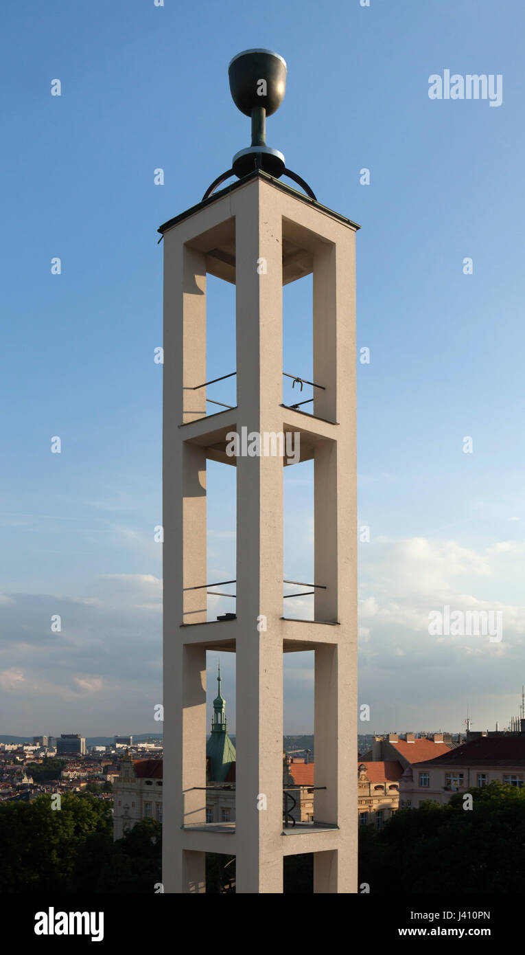 Funktionalistische Glockenturm des gemeindlichen Hauses der Tschechoslowakischen Hussitischen Kirche (Husův Sbor) entworfen von tschechischen modernistischen Architekten Pavel Janák (1930-1935) im Stadtteil Vinohrady in Prag, Tschechien. Stockfoto