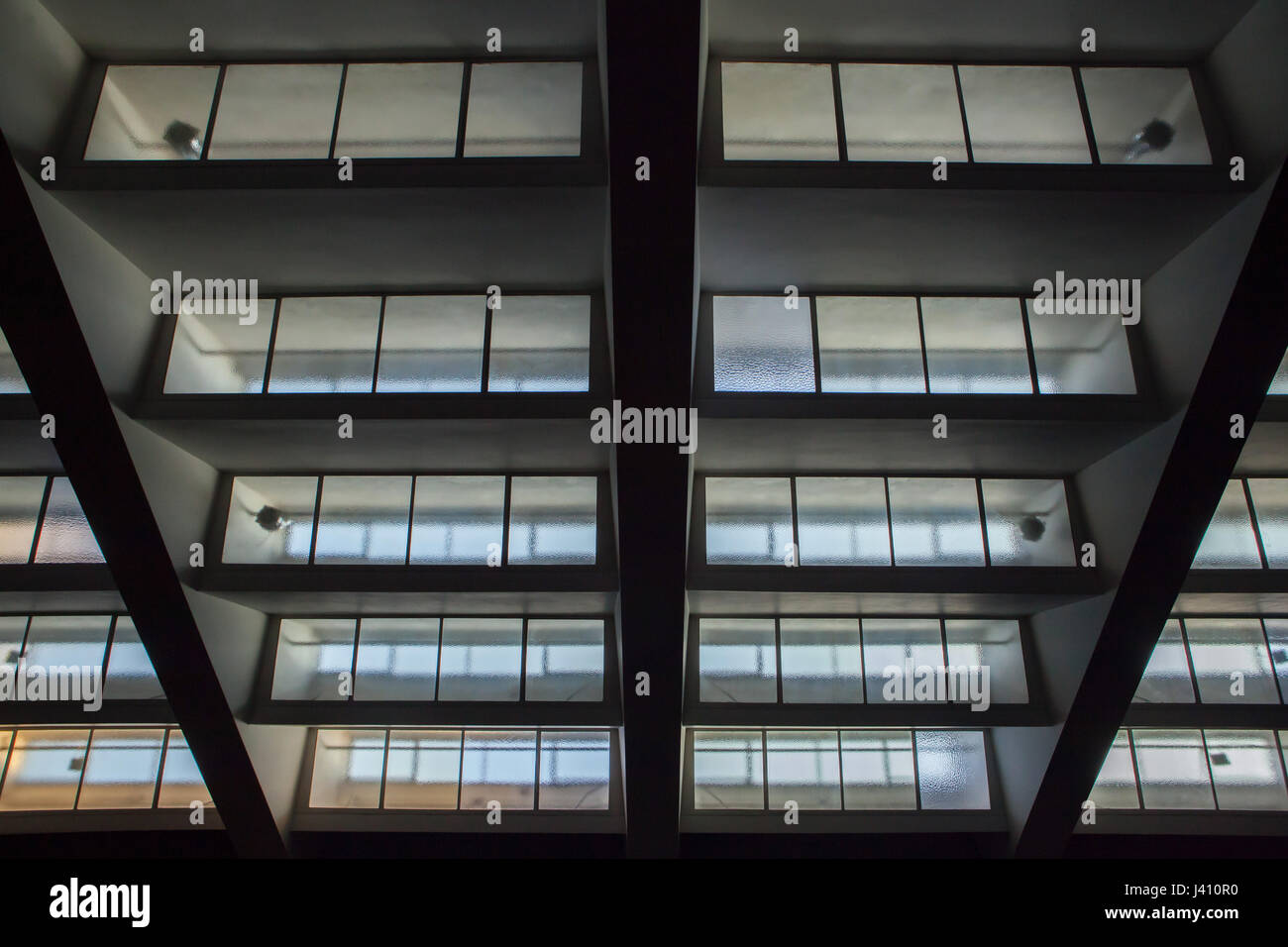 Decke Fenster im Gemeinde Haus der Tschechoslowakischen Hussitischen Kirche (Husův Sbor) Tschechische modernistischen Architekten Pavel Janák (1930-1935) im Stadtteil Vinohrady in Prag, Tschechien. Stockfoto