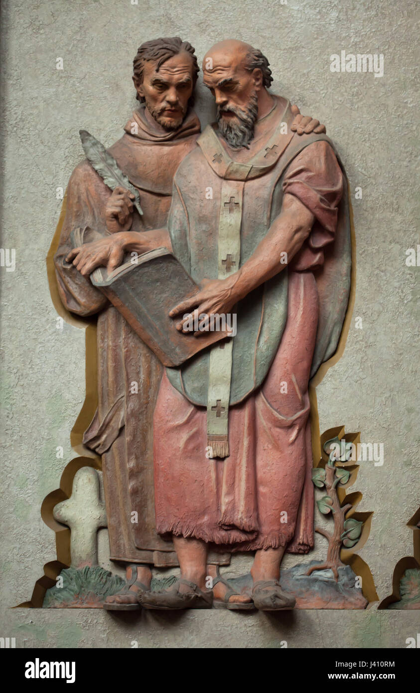 Heiligen Cyrill und Methodius. Farbige Lehm Relief des tschechischen Bildhauers Jan Znoj (1936-1938) in der Gemeinde Haus der Tschechoslowakischen Hussitischen Kirche (Husův Sbor) im Stadtteil Vinohrady in Prag, Tschechische Republik. Stockfoto