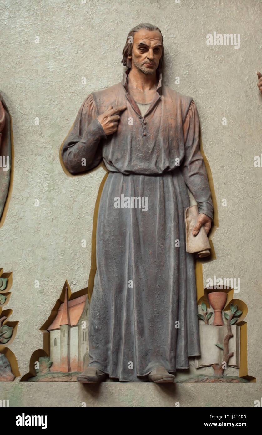 Jan Hus. Farbige Lehm Relief des tschechischen Bildhauers Jan Znoj (1936-1938) in der Gemeinde Haus der Tschechoslowakischen Hussitischen Kirche (Husův Sbor) im Stadtteil Vinohrady in Prag, Tschechische Republik. Stockfoto