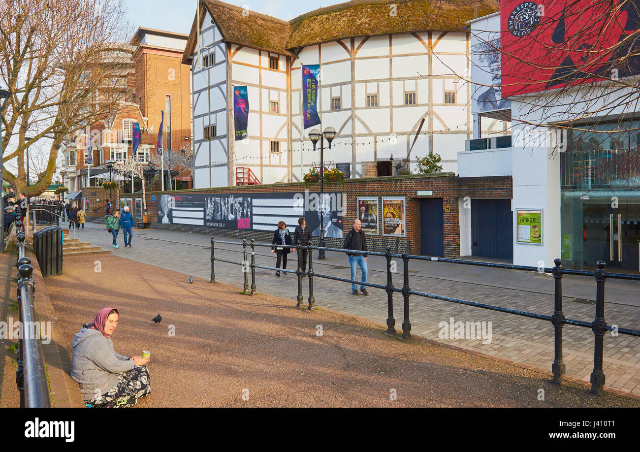 Frau sitzt auf Bürgersteig betteln in der Nähe von the Globe Theatre, South Bank, Southwark, London, England Stockfoto