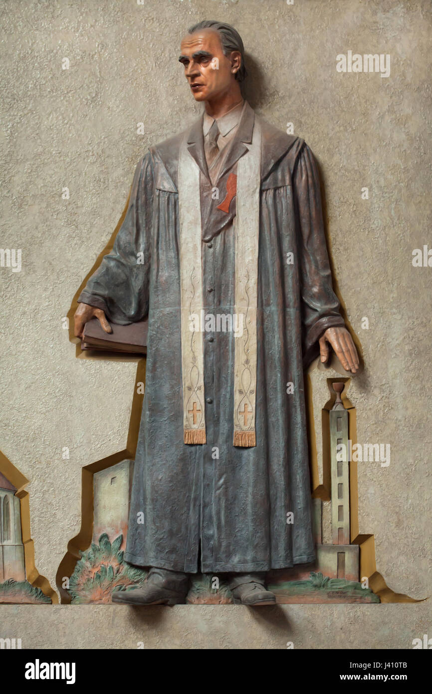 Erster Patriarch der Tschechoslowakischen Hussitischen Kirche Karel Farský. Farbige Lehm Relief des tschechischen Bildhauers Jan Znoj (1936-1938) in der Gemeinde Haus der Tschechoslowakischen Hussitischen Kirche (Husův Sbor) im Stadtteil Vinohrady in Prag, Tschechische Republik. Stockfoto