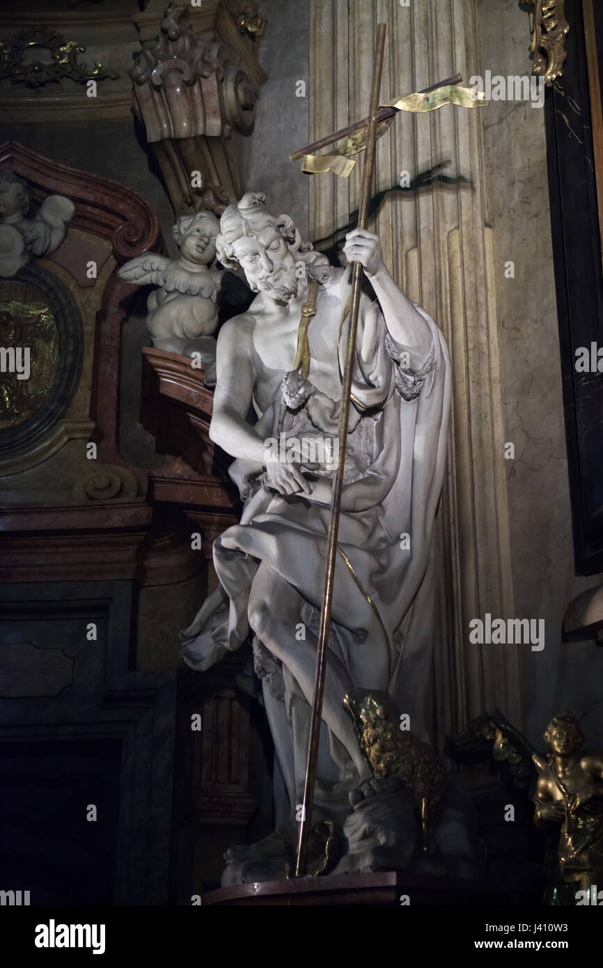 Hl. Johannes der Täufer. Barockstatue des böhmischen Bildhauers Ignaz Franz Platzer in Sankt-Nikolaus Kirche, entworfen von böhmischen Barock Architekt Christoph Dientzenhofer in Mala Strana (Kleinseite) in Prag, Tschechien. Stockfoto