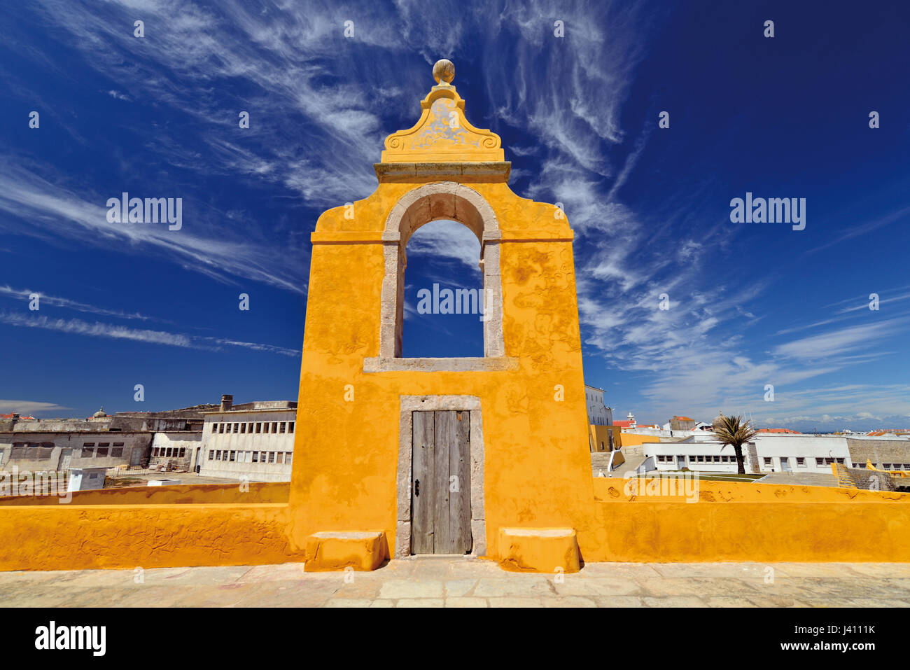 Portugal: Detail des HistoricFortaleza de Peniche mit ehemaligen Prision Gebäude im Hintergrund Stockfoto