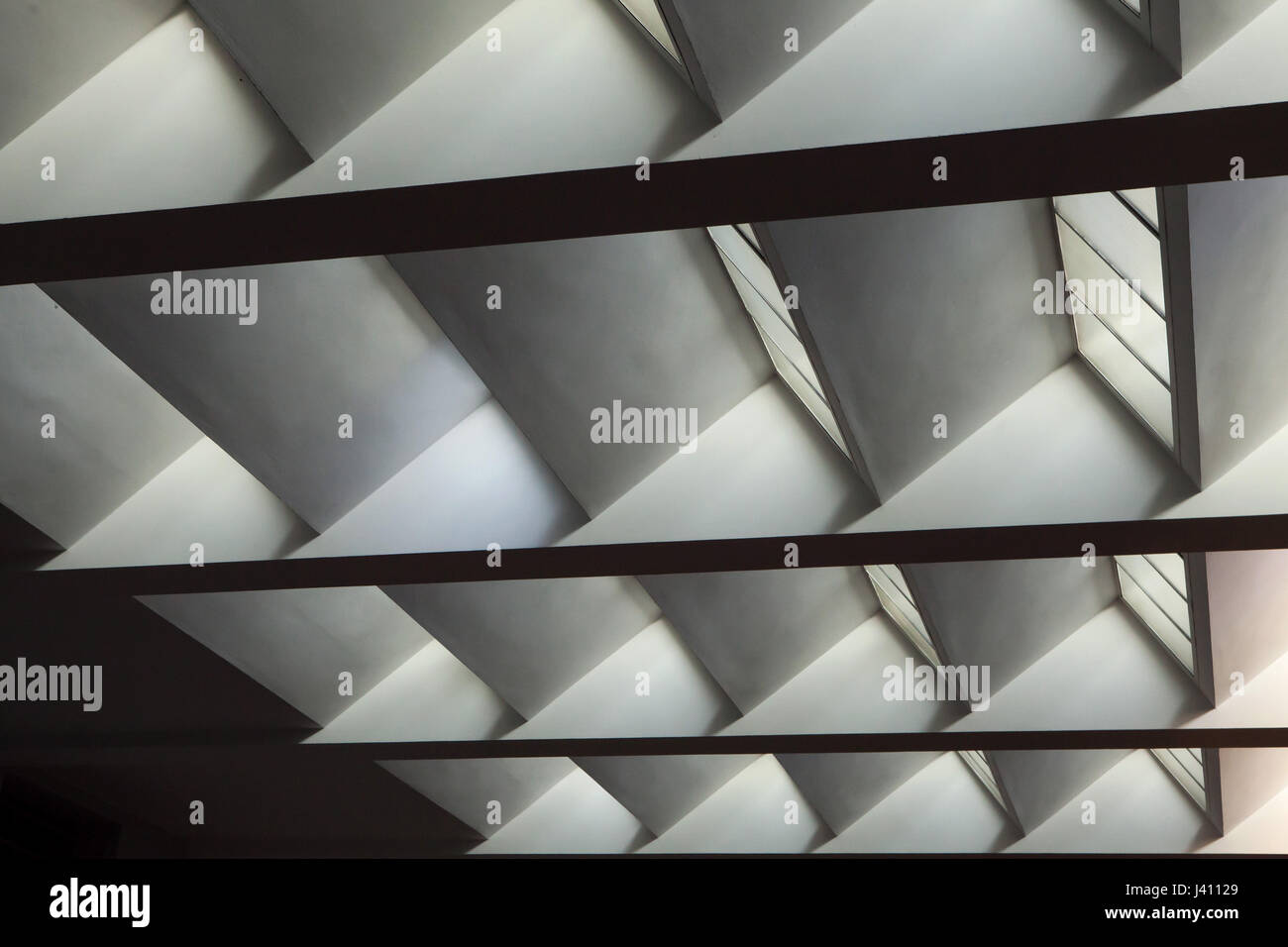 Decke Fenster im Gemeinde Haus der Tschechoslowakischen Hussitischen Kirche (Husův Sbor) Tschechische modernistischen Architekten Pavel Janák (1930-1935) im Stadtteil Vinohrady in Prag, Tschechien. Stockfoto