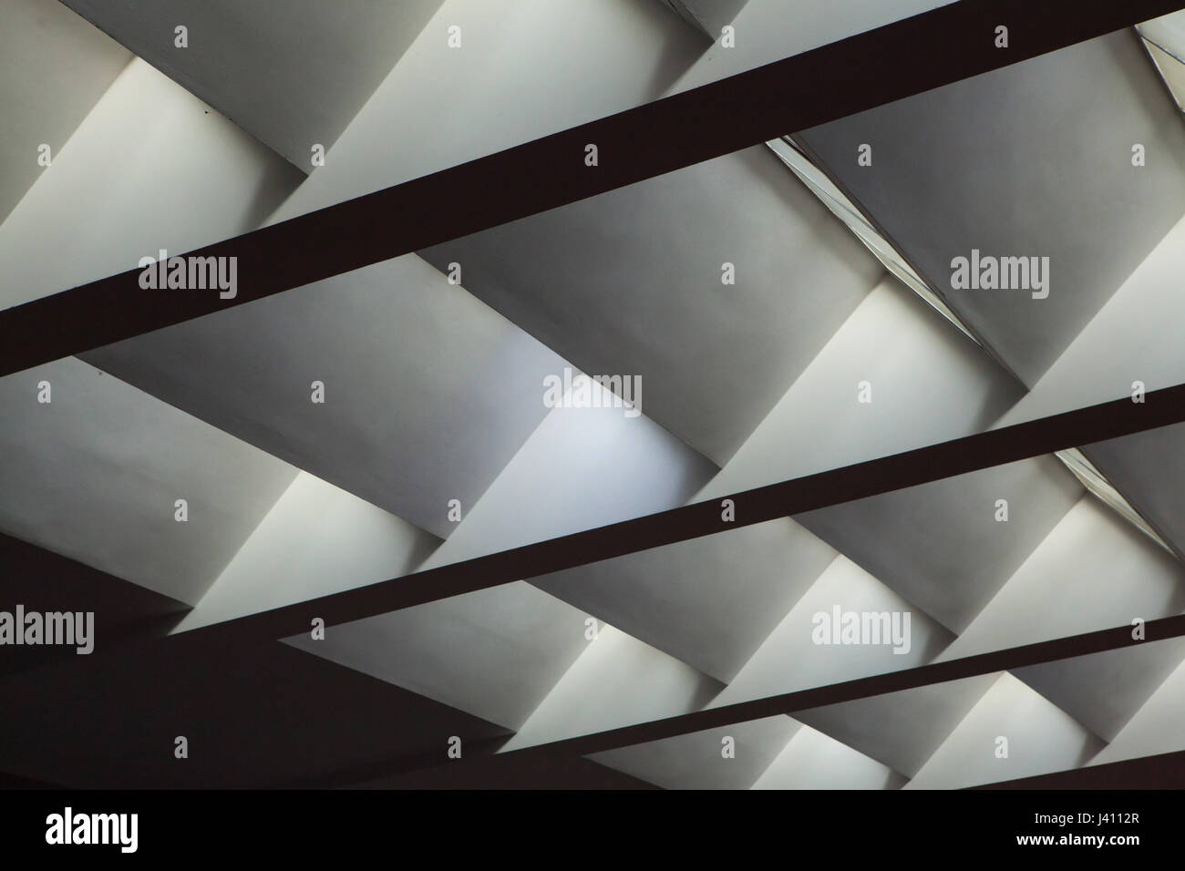 Decke Fenster im Gemeinde Haus der Tschechoslowakischen Hussitischen Kirche (Husův Sbor) Tschechische modernistischen Architekten Pavel Janák (1930-1935) im Stadtteil Vinohrady in Prag, Tschechien. Stockfoto