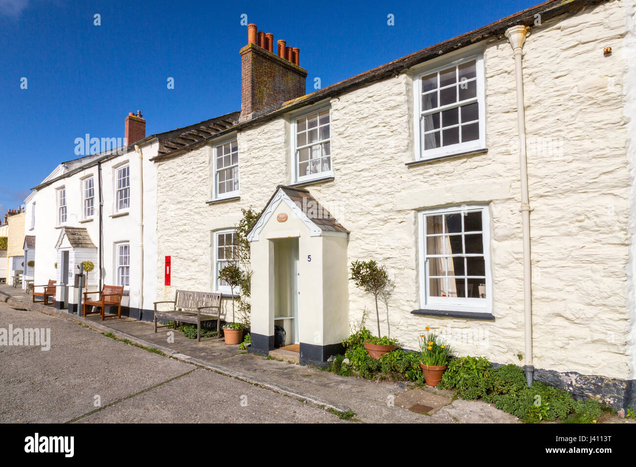 Original Steinhütten mit Blick auf den Hafen von Charlestown, Cornwall, England, UK Stockfoto