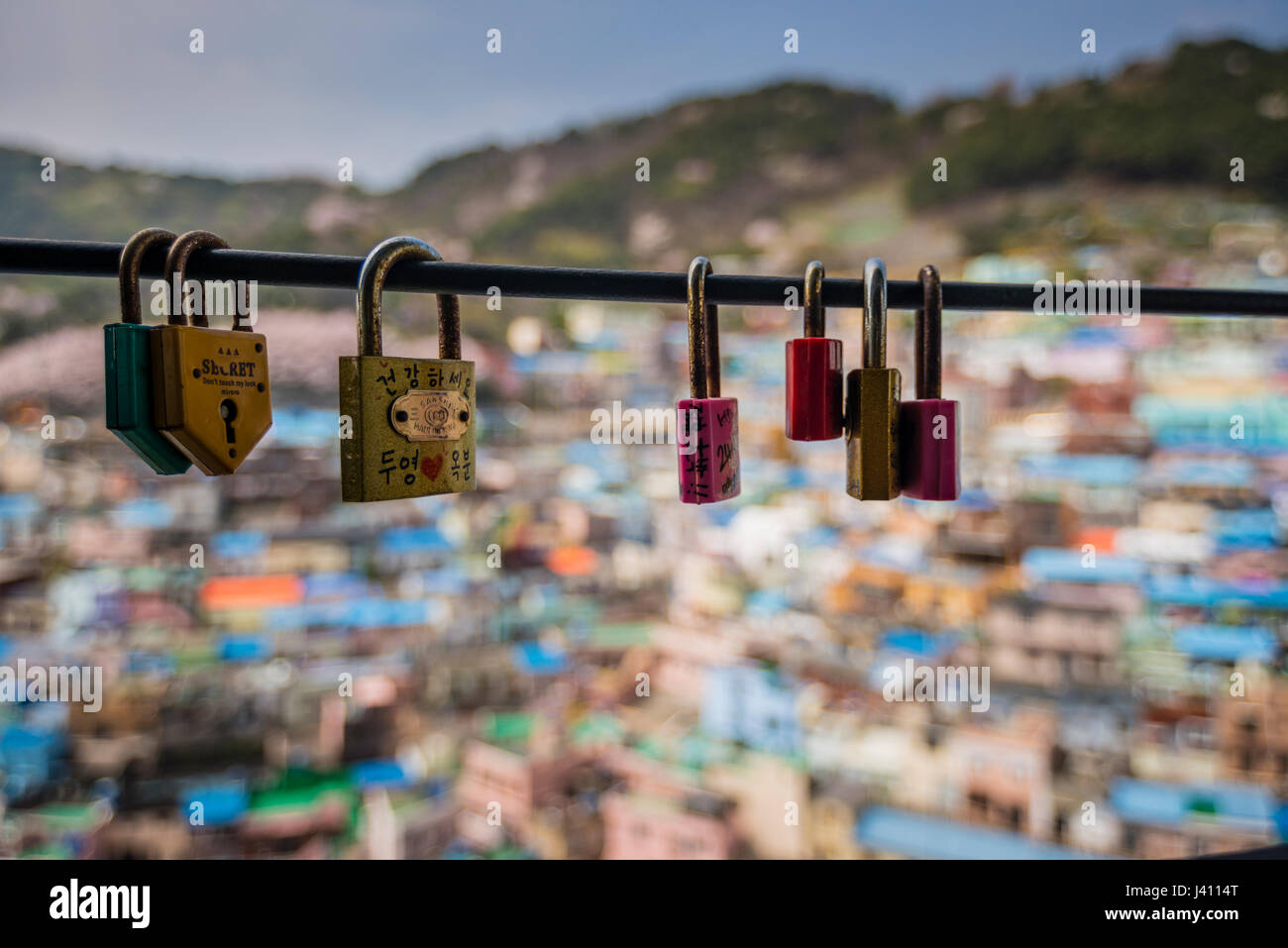 Ansicht von bunt bemalten Häusern in Gamcheon Culture Village, Busan Gwangyeoksi, Südkorea Stockfoto