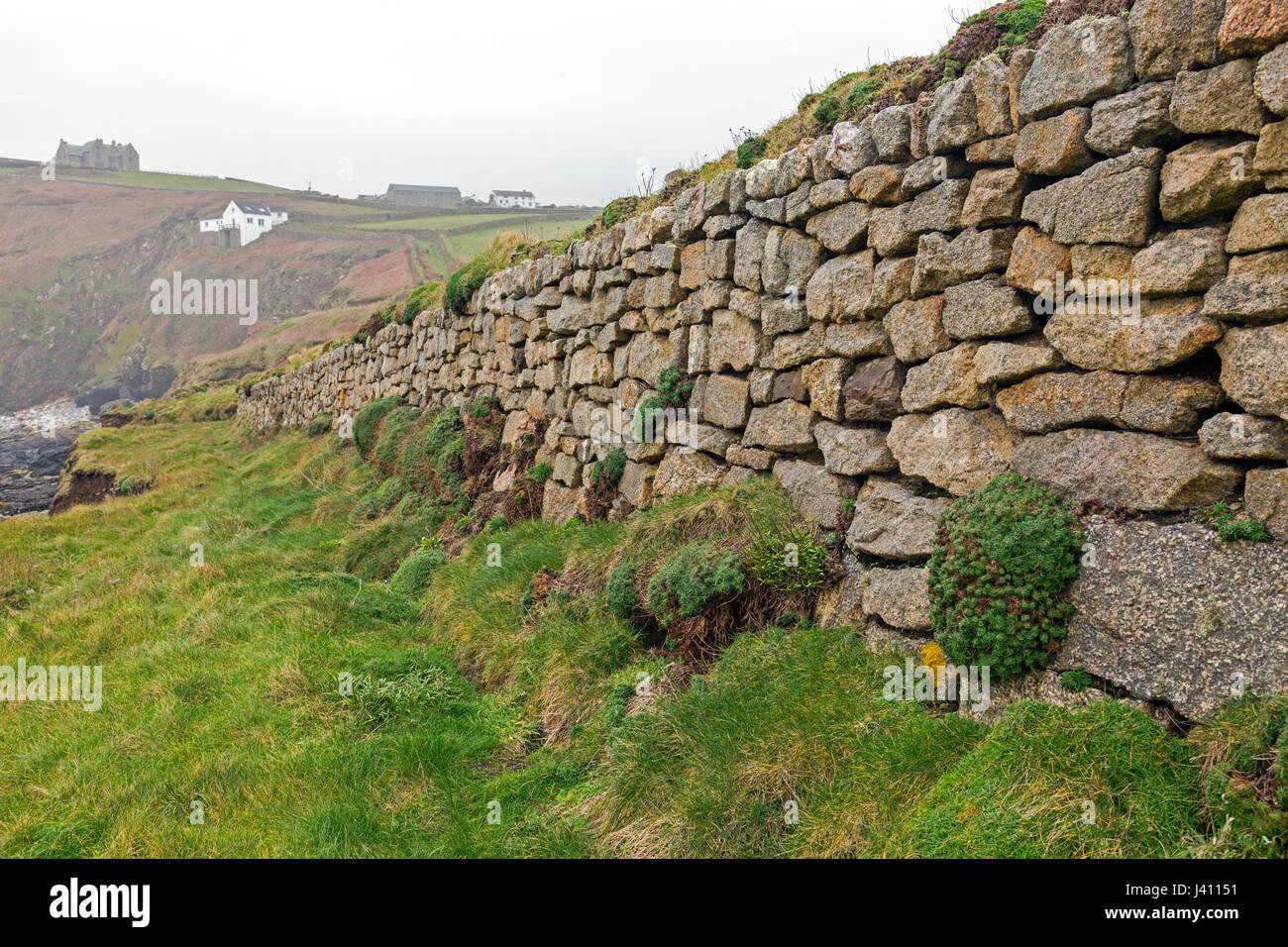 Eine Trockenmauer gebaut aus Granitblöcken in verschiedenen Größen und Farben bei Cape Cornwall, Cornwall, England, UK Stockfoto