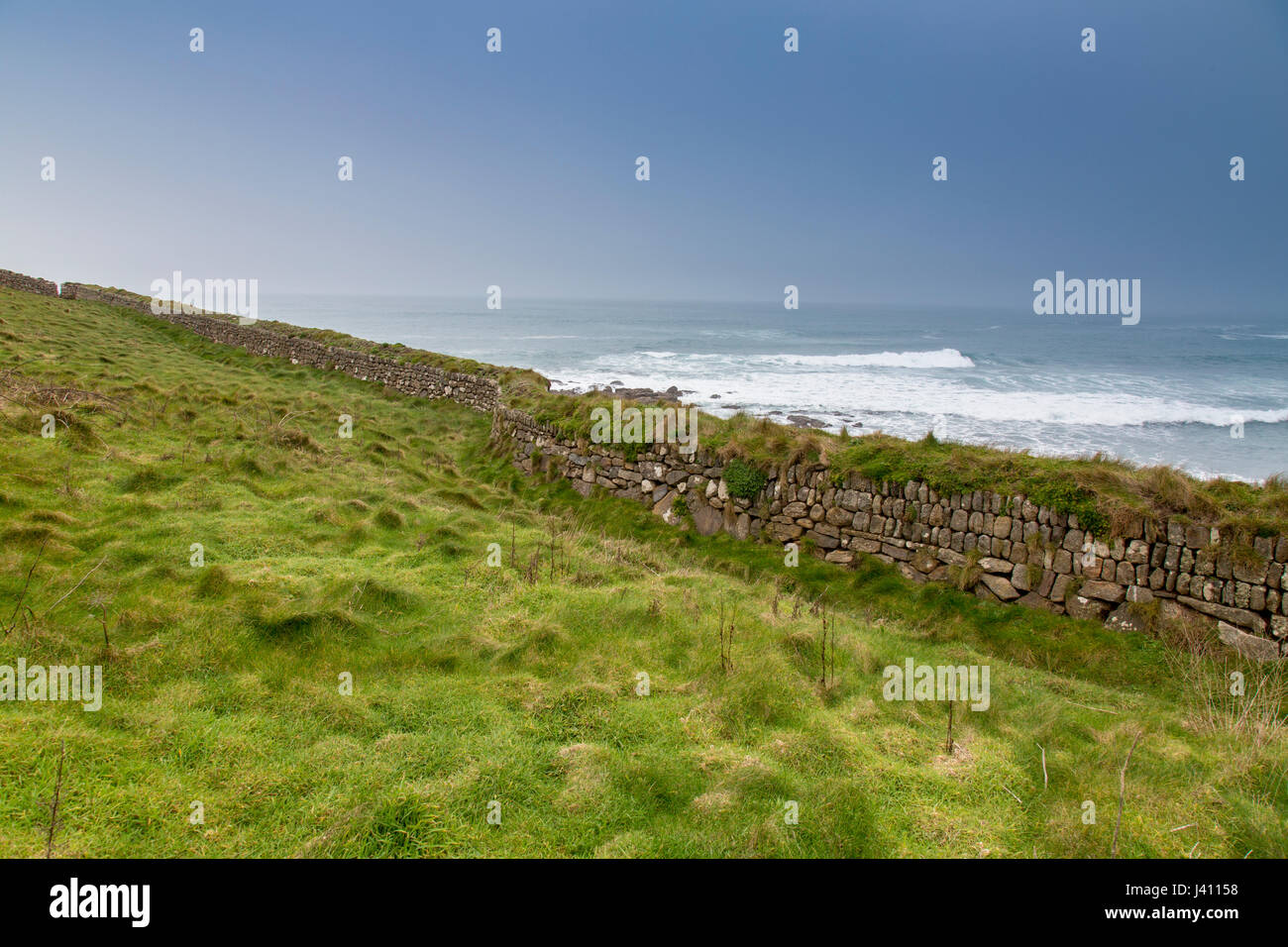 Eine Trockenmauer gebaut aus Granitblöcken in verschiedenen Größen und Farben bei Cape Cornwall, Cornwall, England, UK Stockfoto
