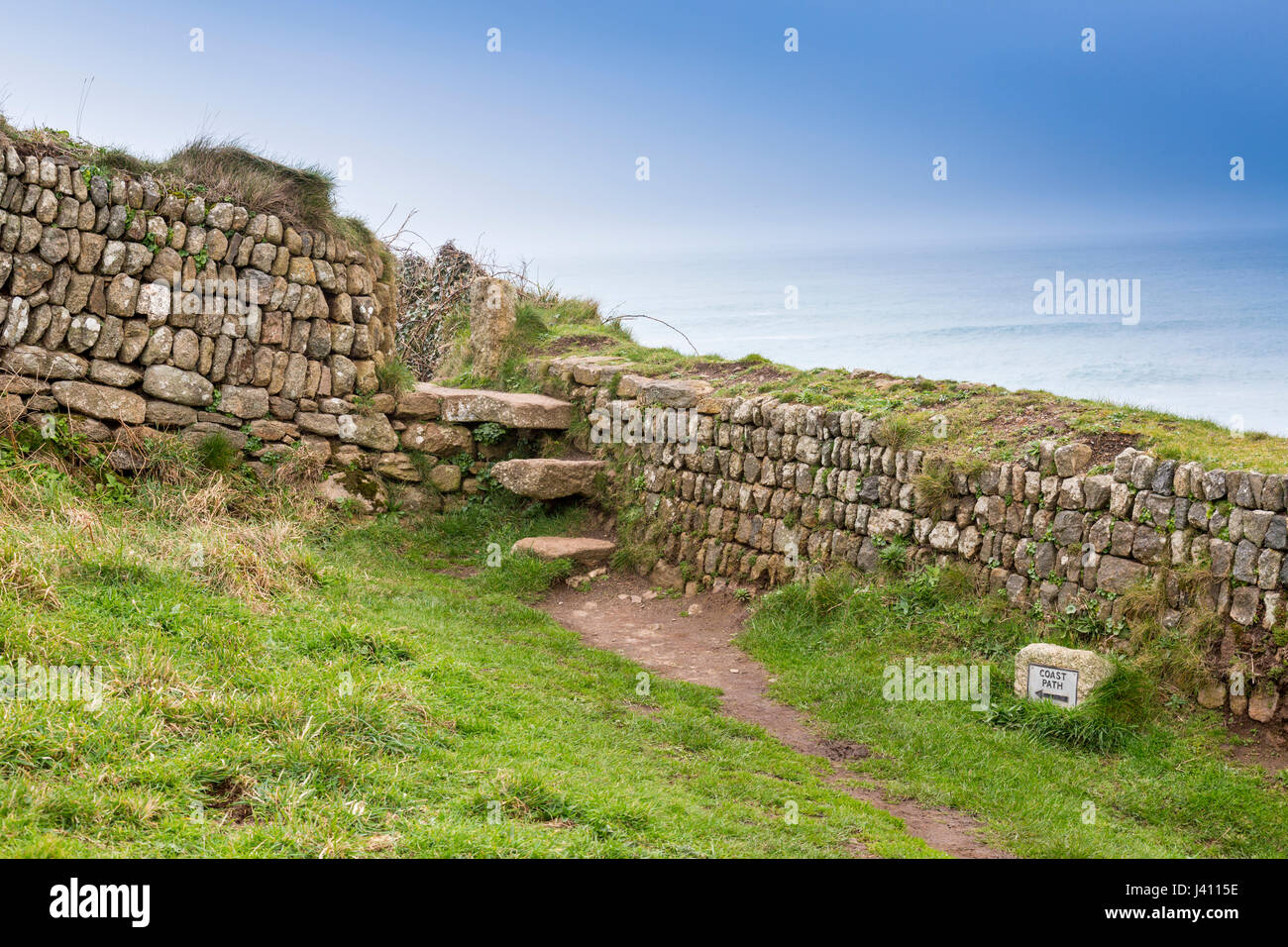 Ein Schritt-Stil in einer Trockensteinmauer gebaut aus Granitblöcken in verschiedenen Größen und Farben bei Cape Cornwall, Cornwall, England, UK Stockfoto