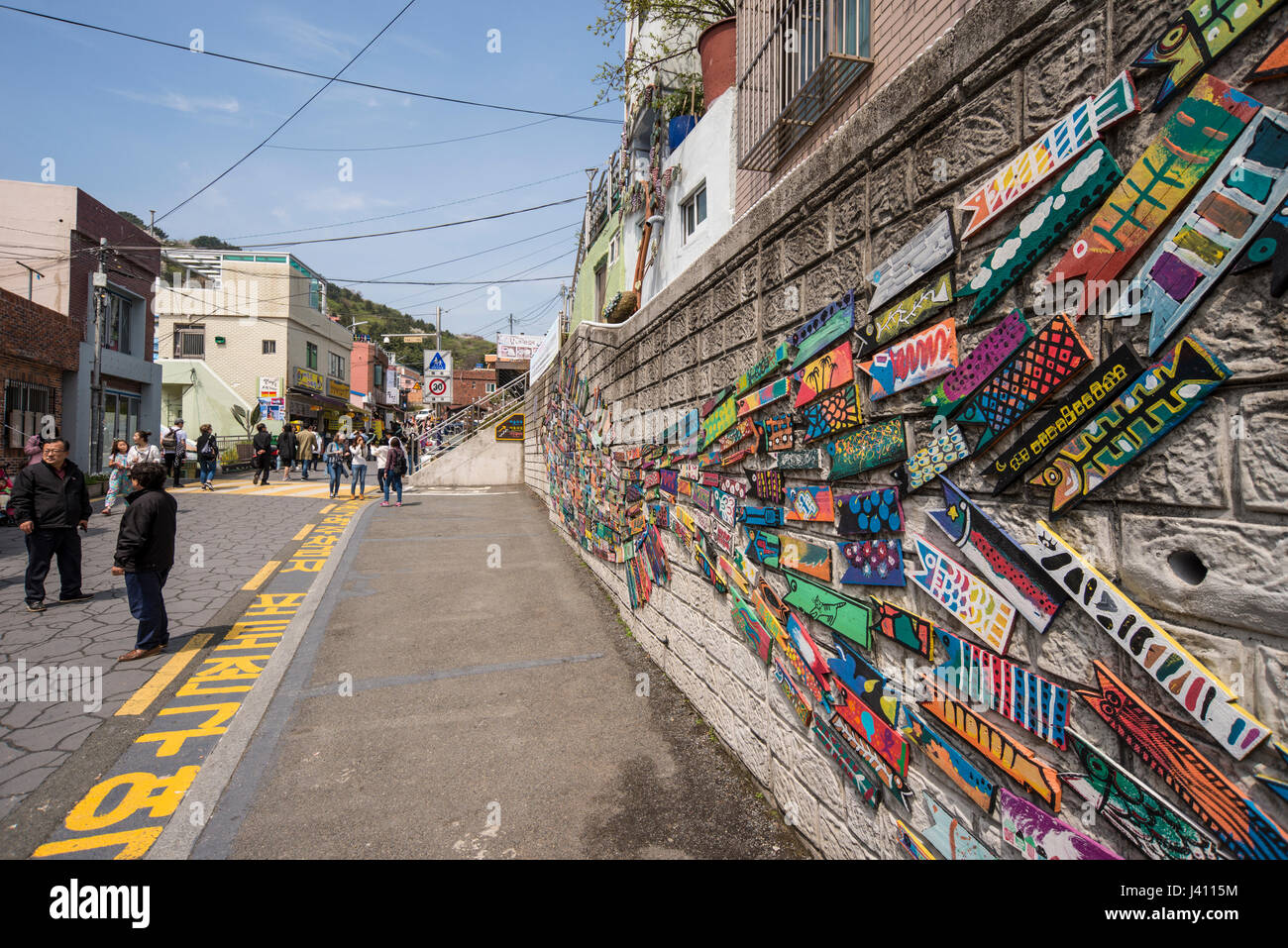 Kunstwerk an der Wand mit dem Titel "Fish in Gassen" von Jin Young Seob in Gamcheon Culture Village, Busan Gwangyeoksi, Südkorea Stockfoto