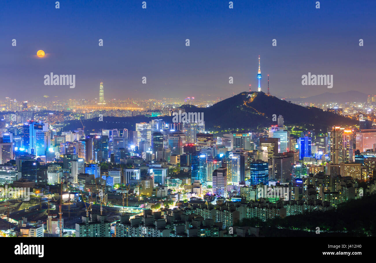 Seoul City Skyline und N Seoul Tower in Seoul, Südkorea Stockfoto
