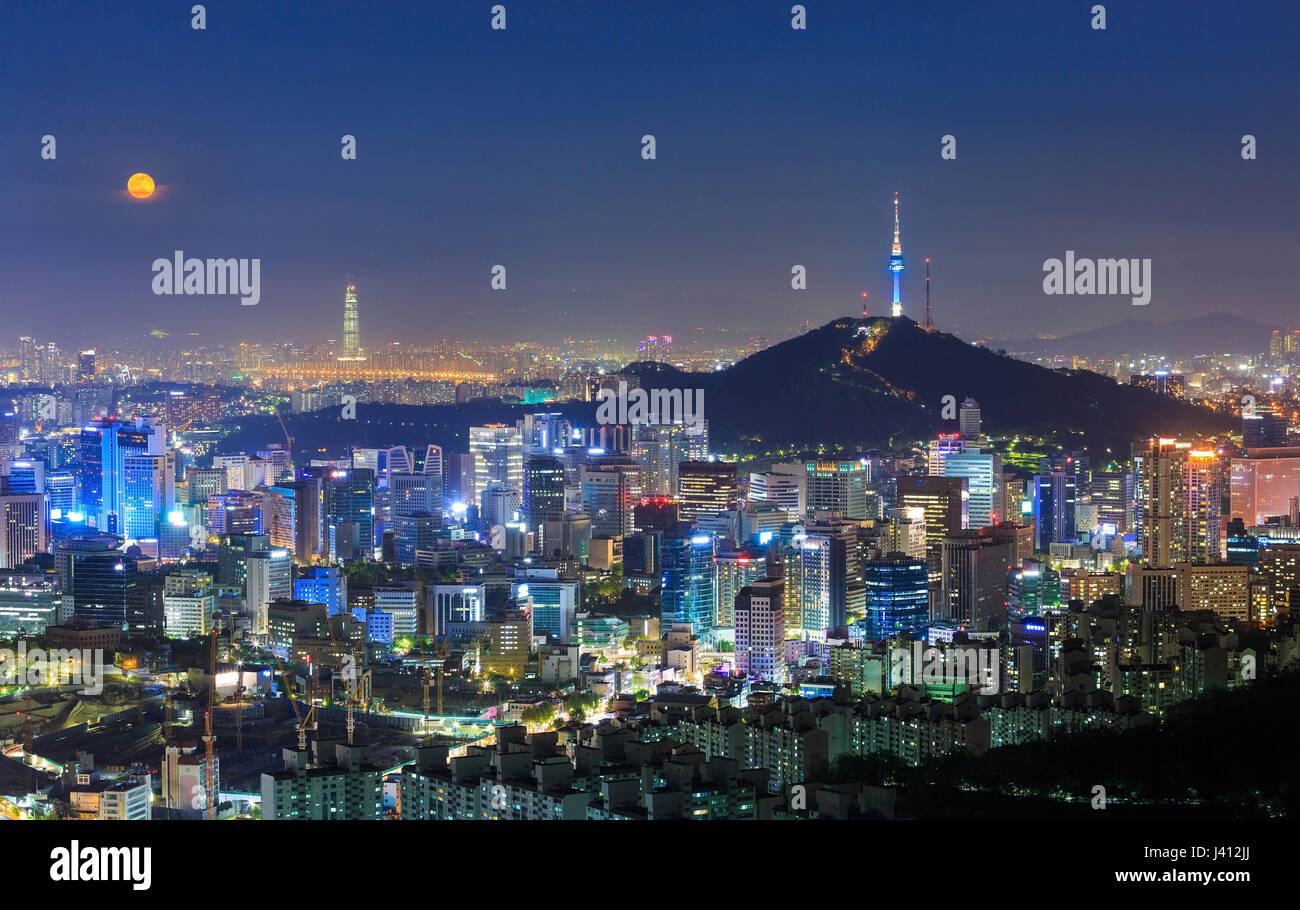 Seoul City Skyline und N Seoul Tower in Seoul, Südkorea Stockfoto