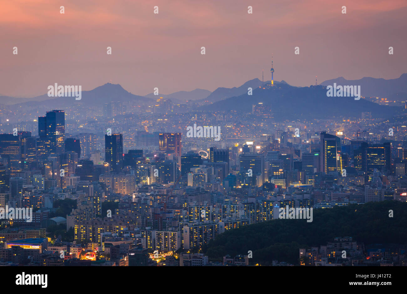 Seoul City und n Seoul tower in Misty Tag, Südkorea Stockfoto