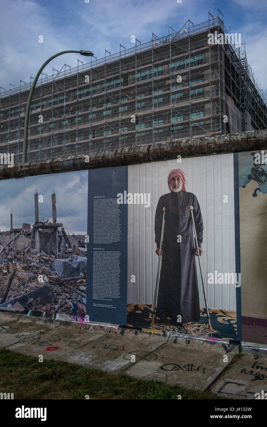 Der "Krieg gegen die Wand" Folgen des Krieges in Syrien-Ausstellung des deutschen Fotografen Kai Weidenhofer, der an der Berliner Mauer angezeigt wurde. Stockfoto