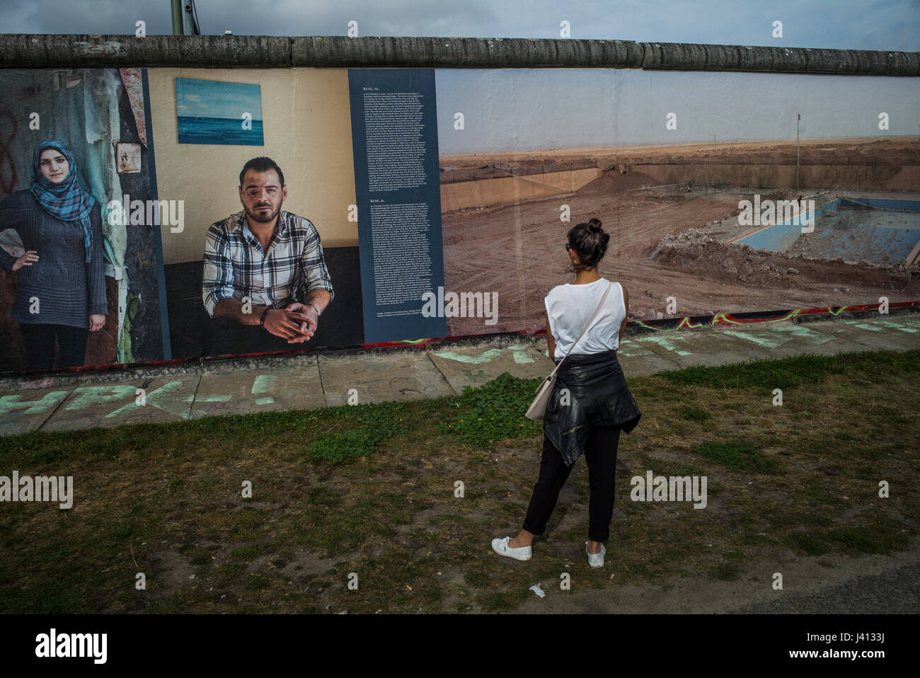Der "Krieg gegen die Wand" Folgen des Krieges in Syrien-Ausstellung des deutschen Fotografen Kai Weidenhofer, der an der Berliner Mauer angezeigt wurde. Stockfoto