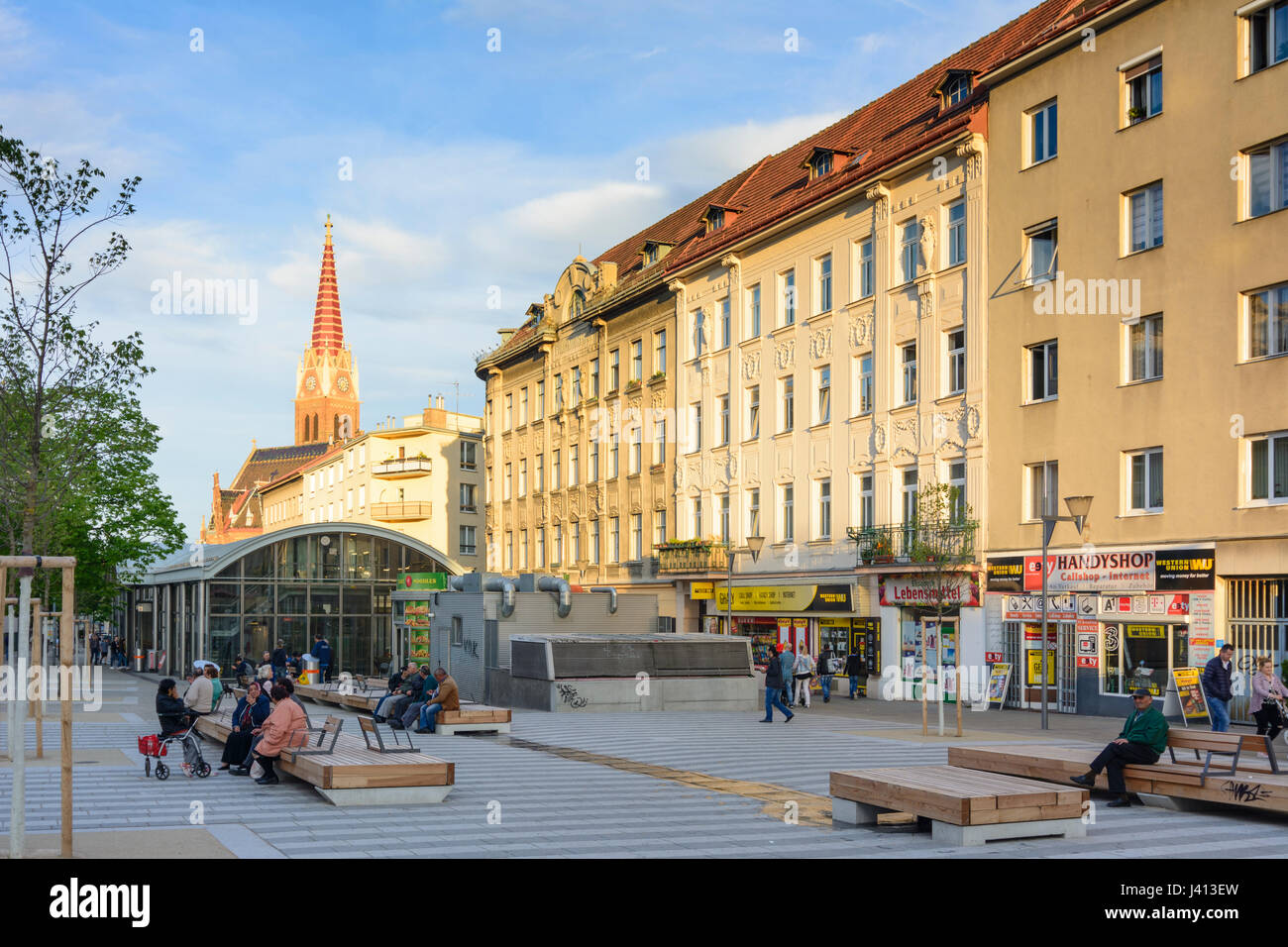 Leopold-Mistinger-Platz, Kirche Rudolfsheim "Maria, Königin der Märtyrer", Leute auf Bänken, Wien, Wien, 15 Quadratmeter. Rudolfsheim-Fünfhaus, Wien, Au Stockfoto