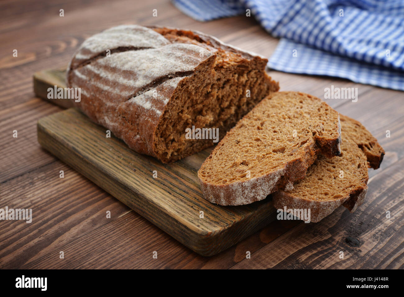 In Scheiben Roggenbrot auf Cutting Board closeup Stockfoto