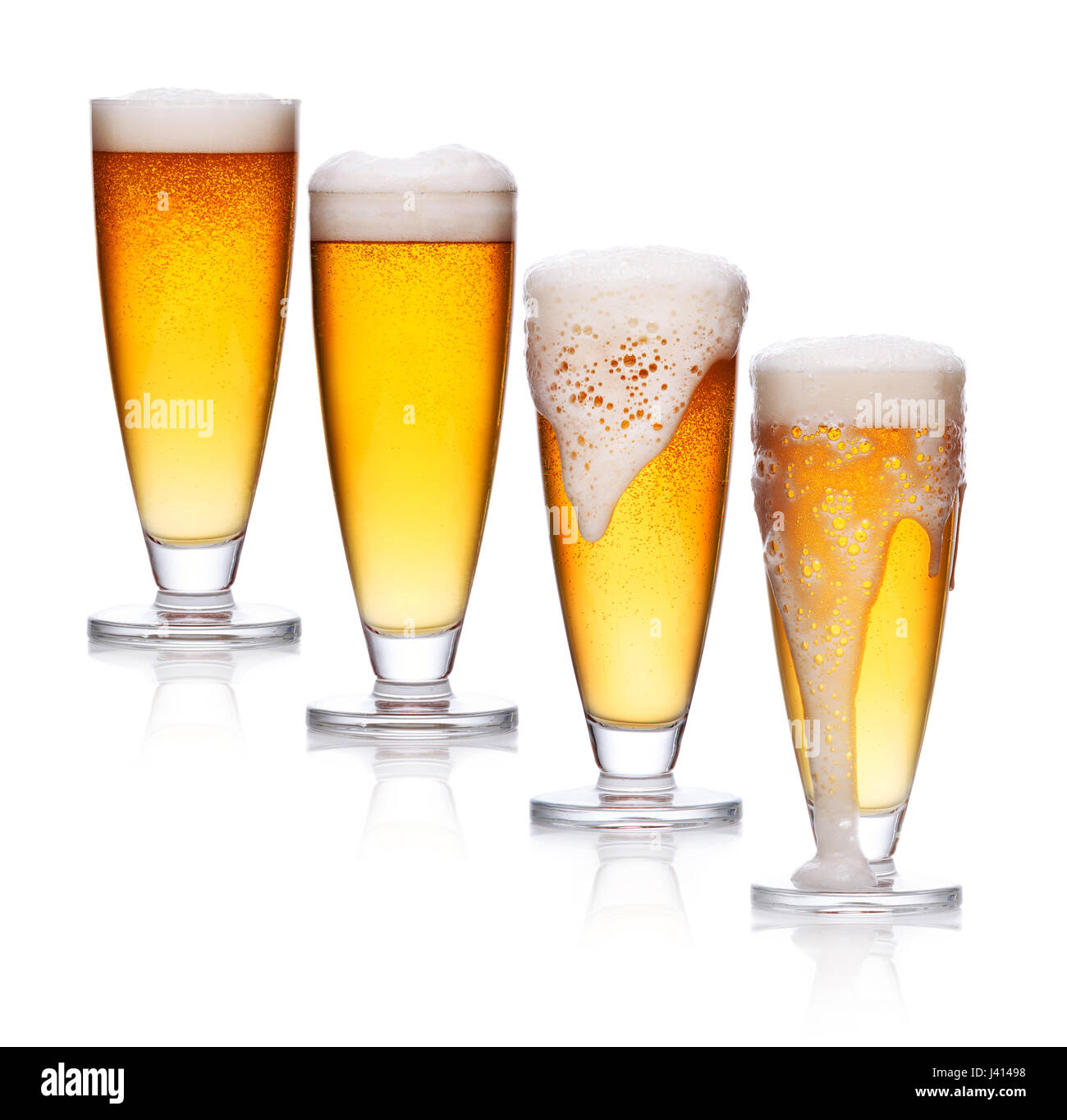 Satz von Glas helles Bierschaum. Lager-Bier in ein Becherglas mit frisch sprudelnden Schaum isoliert auf weiß Stockfoto