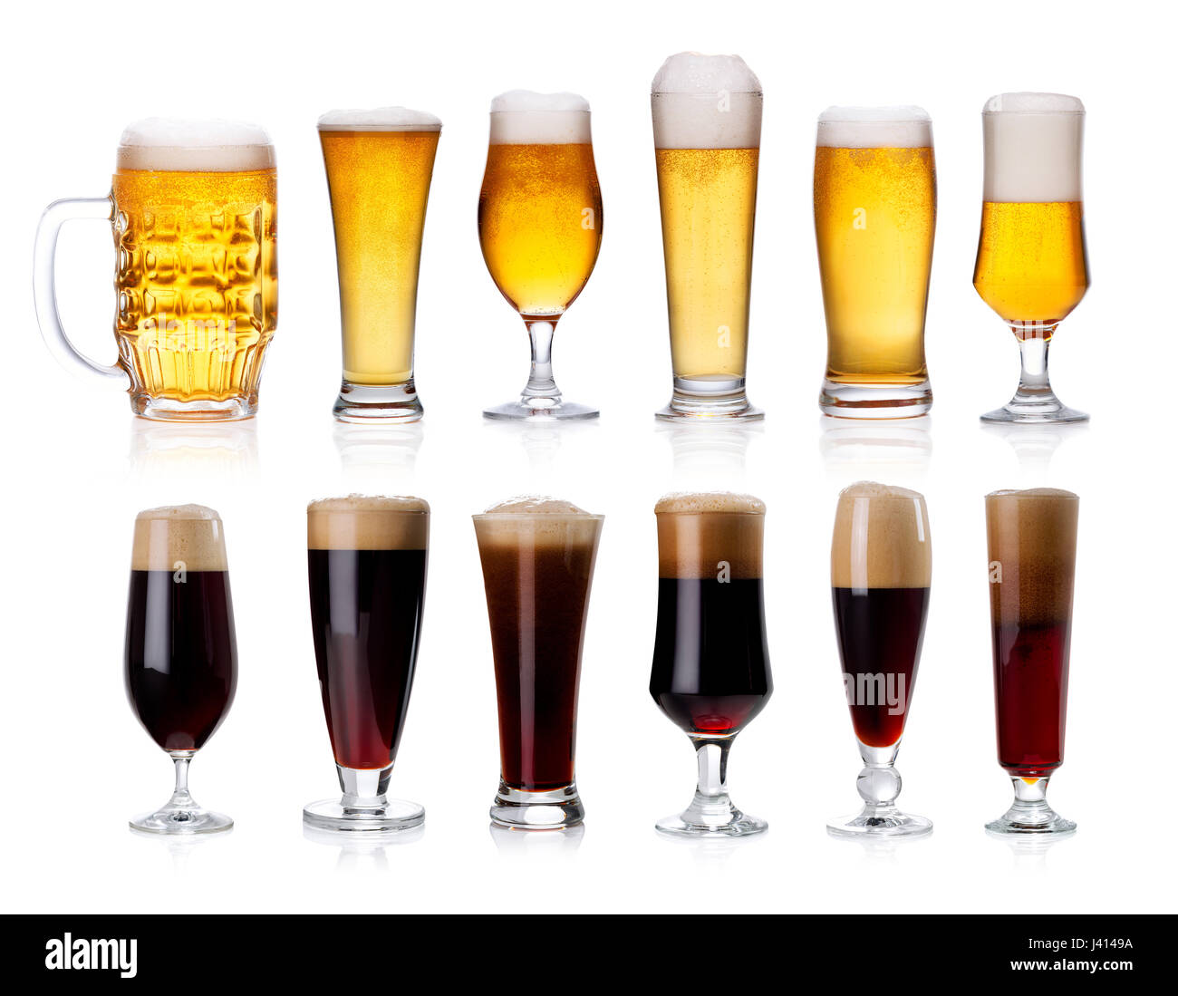 Satz von Tassen und Gläser mit helles und dunkles Bier isoliert auf weißem Hintergrund Stockfoto