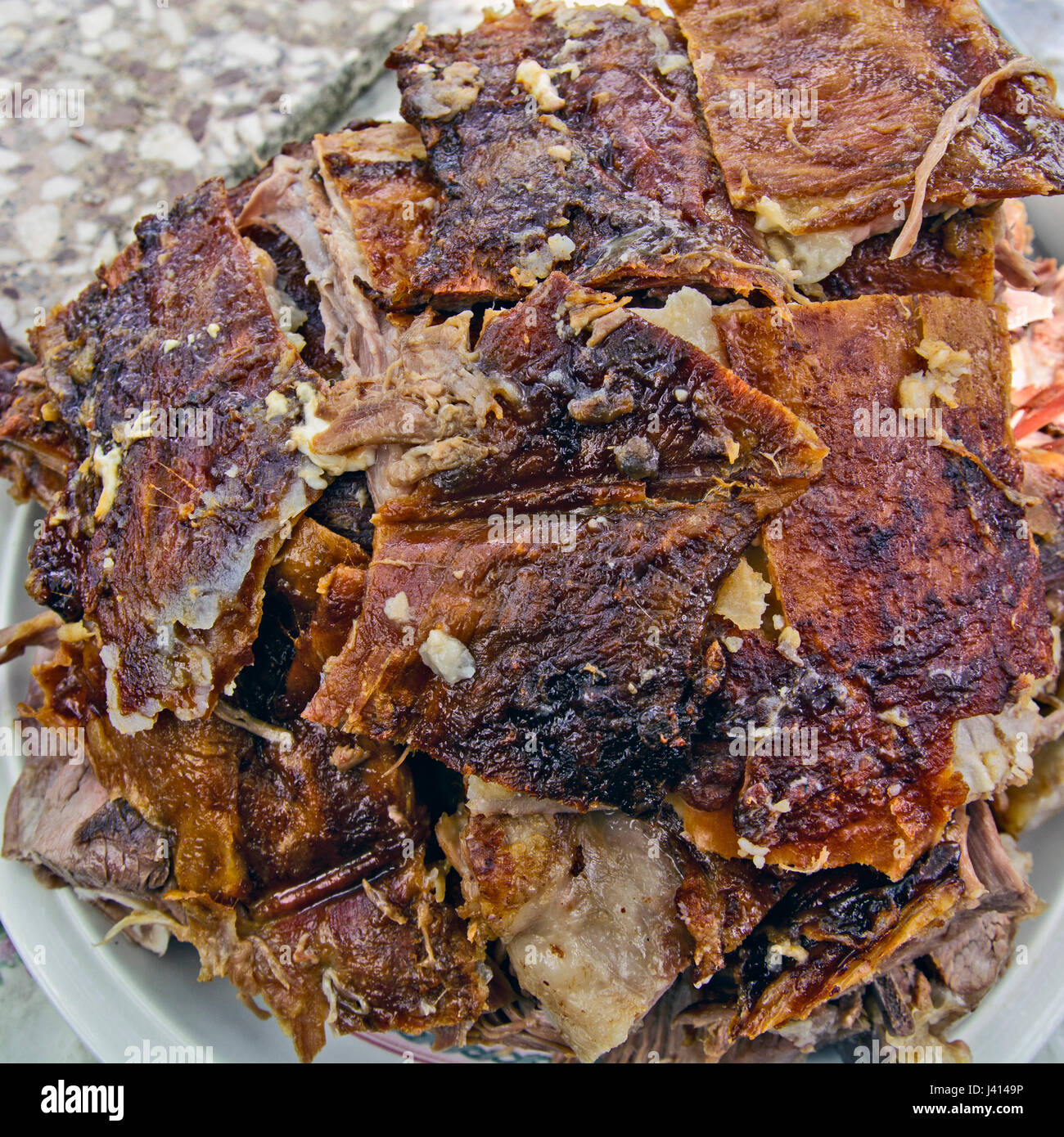 Lammbraten serviert auf einem Teller warten auf Gäste. Stockfoto