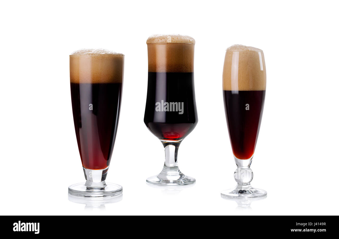 Satz von drei elegante Glas dunkles Bier mit Schaum isoliert auf weißem Hintergrund Stockfoto