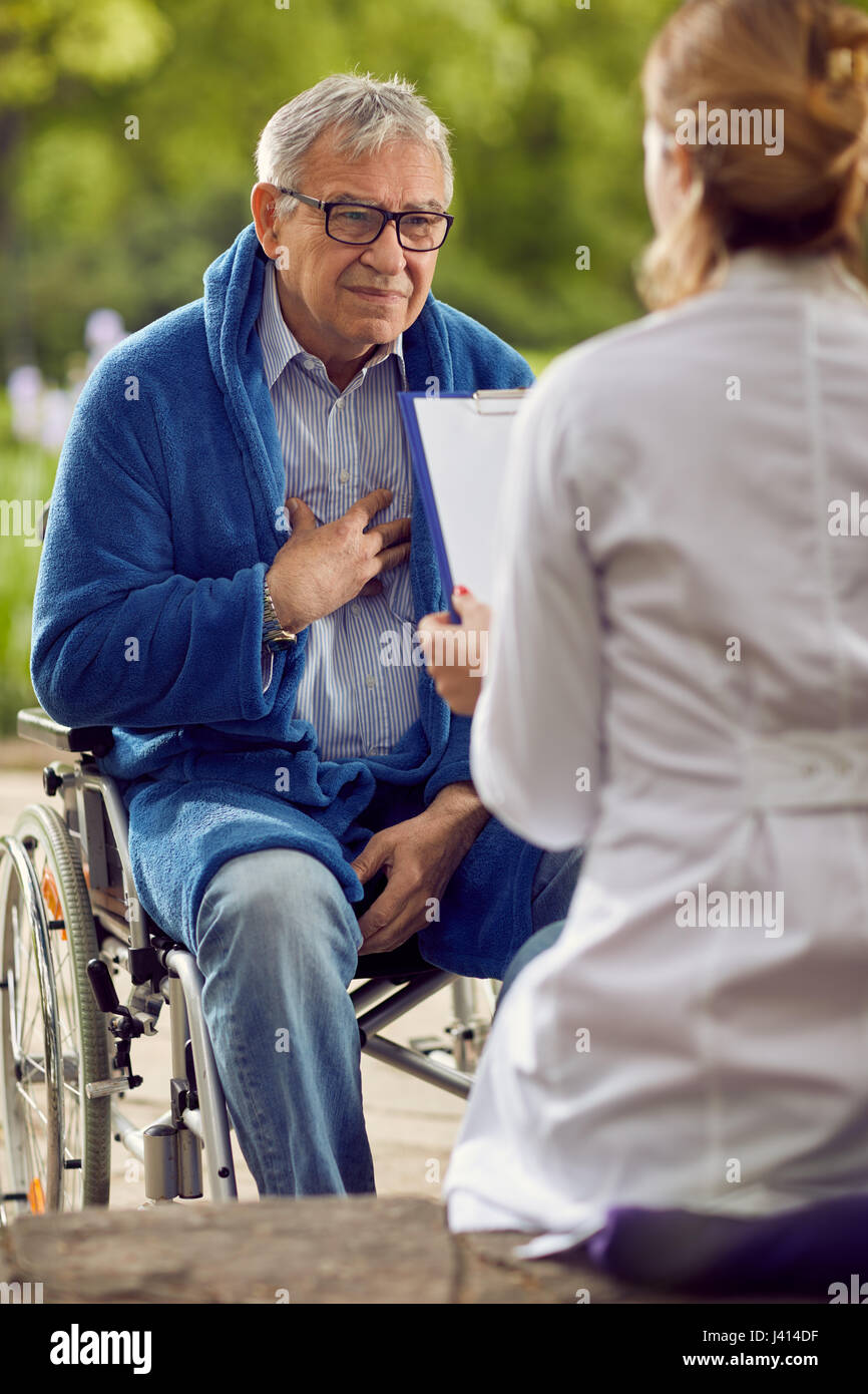 fühle mich nicht guten älteren Mann im Rollstuhl im freien deaktiviert Stockfoto