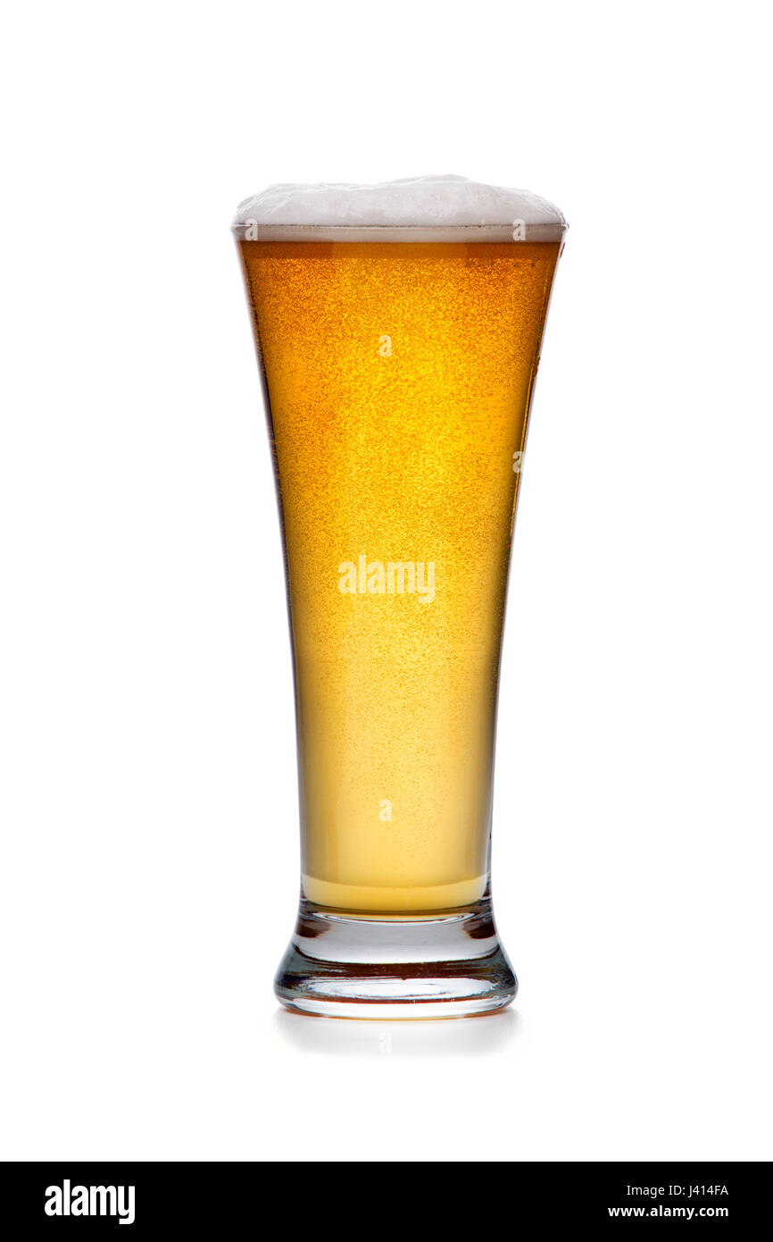 Glas kaltes Bier mit Schaum isoliert auf weißem Hintergrund Stockfoto