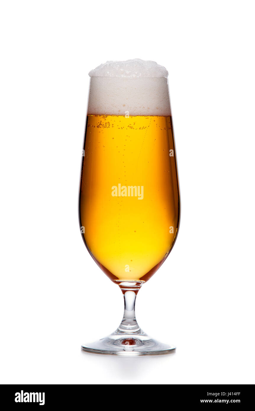 elegantes Glas kaltes Bier mit Schaum isoliert auf weißem Hintergrund Stockfoto