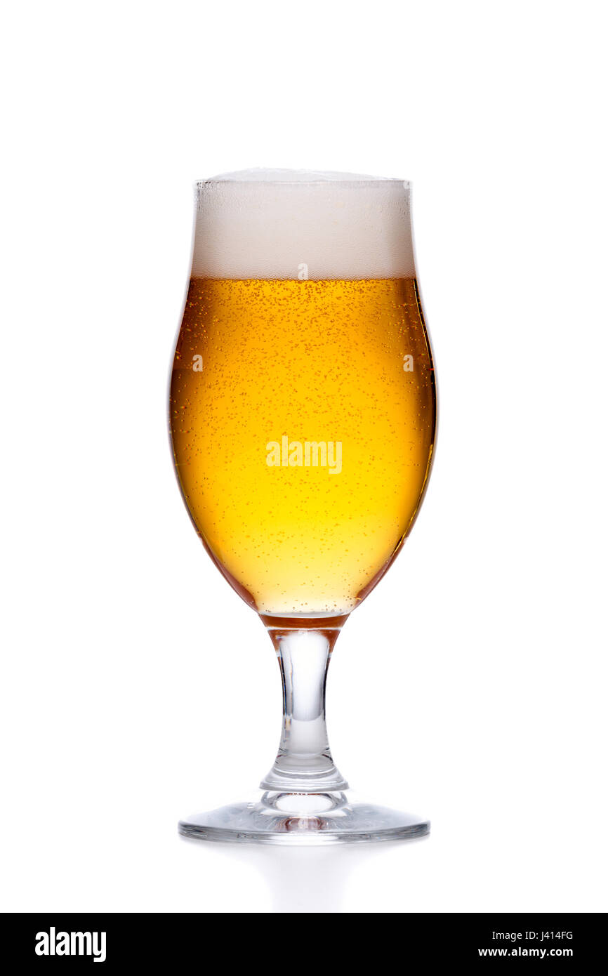 Glas kalten Leichtbier mit Schaumstoff isoliert auf weißem Hintergrund Stockfoto