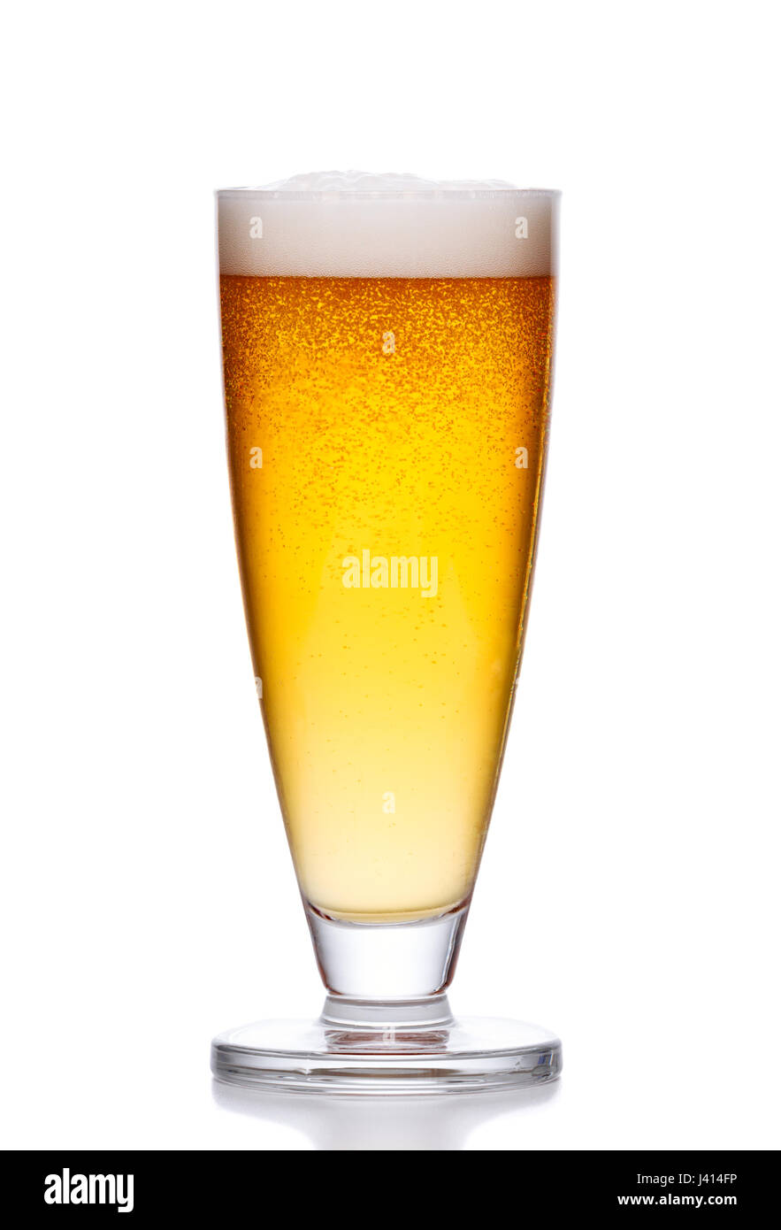 Kaltlicht-Bier mit Schaum auf weißem Hintergrund Stockfoto