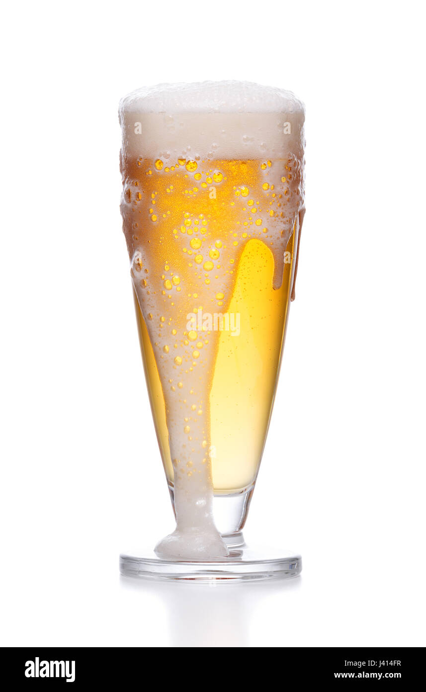 Lager-Bier in ein Becherglas mit frisch sprudelnden Schaum. Alkoholgetraenke frische gelbe Farbe isoliert auf weißem Hintergrund Stockfoto