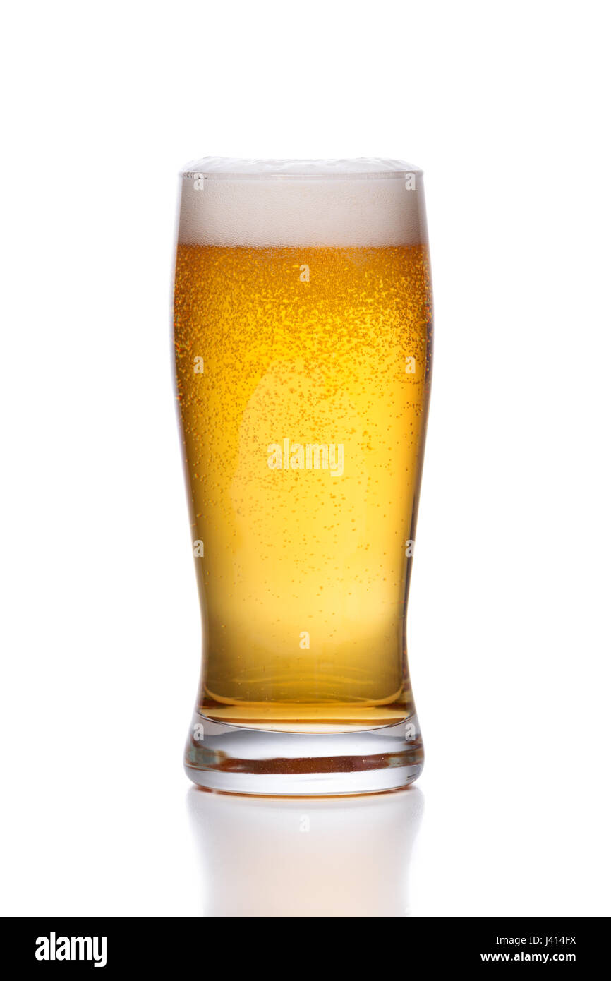 Frostigen Glas helles Bier mit Schaum auf weißem Hintergrund Stockfoto