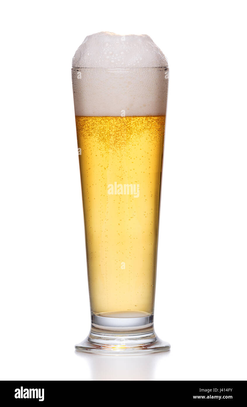 Frostigen Glas helles Bier auf weißem Hintergrund Stockfoto