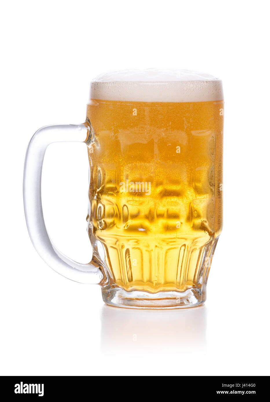 Frosty Tasse helles Bier mit Schaum auf weißem Hintergrund Stockfoto