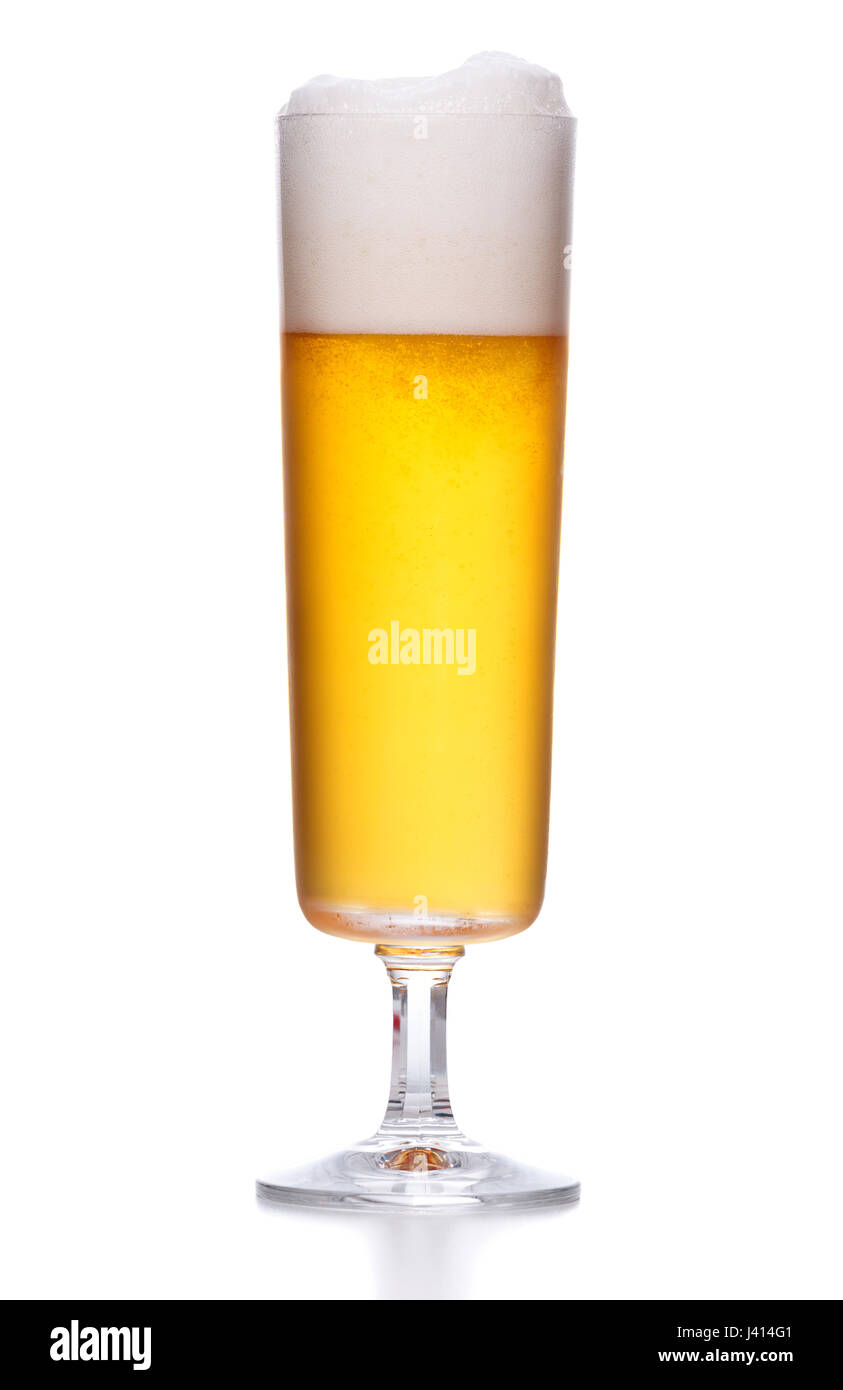 frostigen helles Bier mit Schaum auf weißem Hintergrund Stockfoto