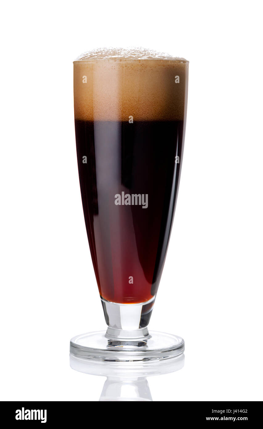 frische rote Bier auf weißem Hintergrund Stockfoto