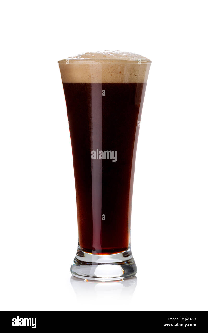 Glas dunkel Bier auf weißem Hintergrund Stockfoto