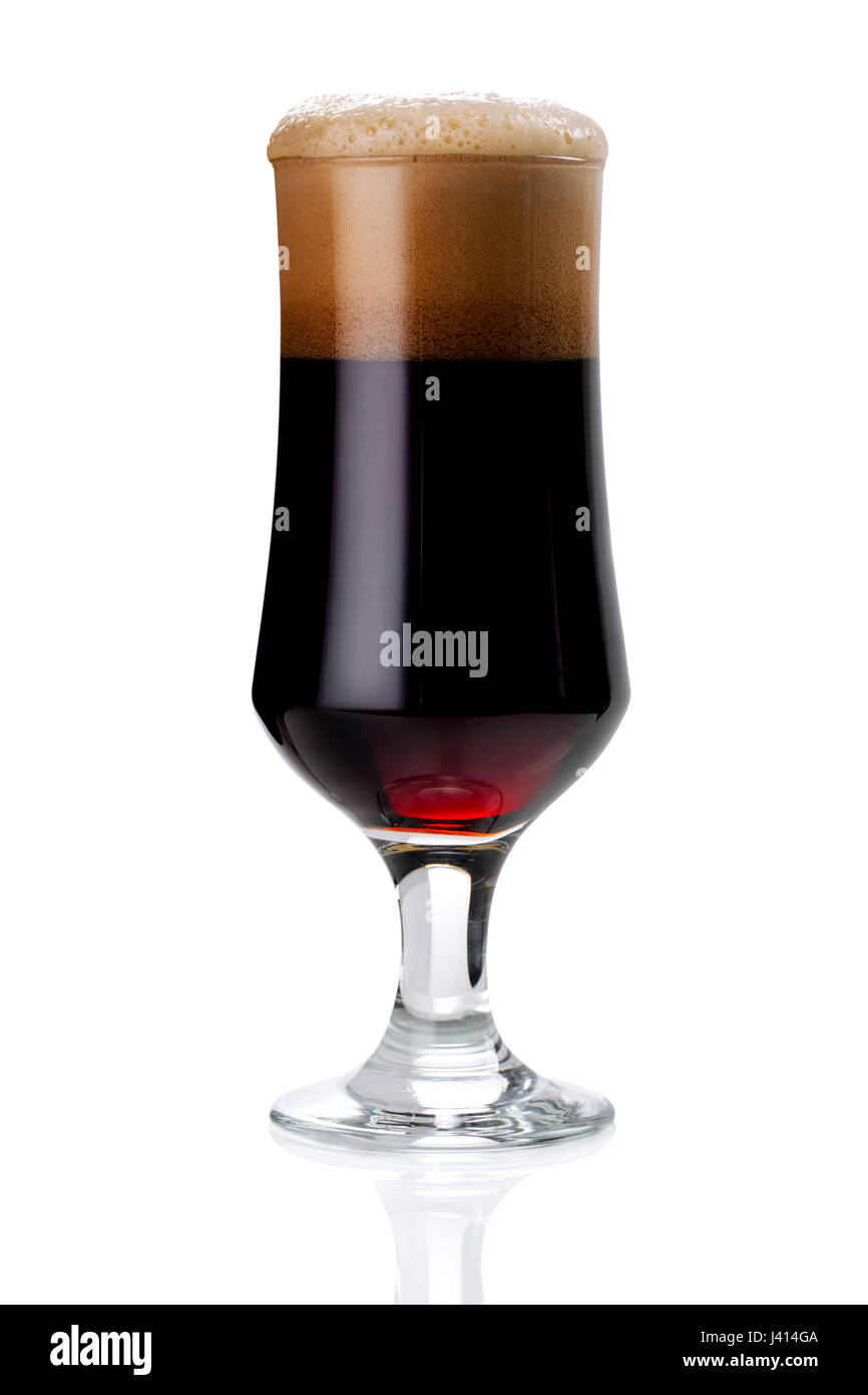 Glas Rot Bierschaum. Lager-Bier in ein Becherglas mit frisch sprudelnden Schaum isoliert auf weiß Stockfoto